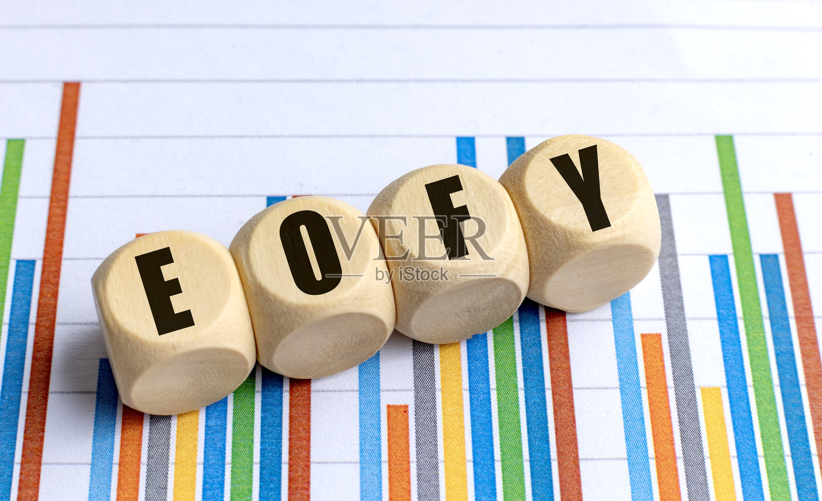 彩色财经图表背景上带有“eofy”缩写的木块,代表着财政年度的结束照片摄影图片