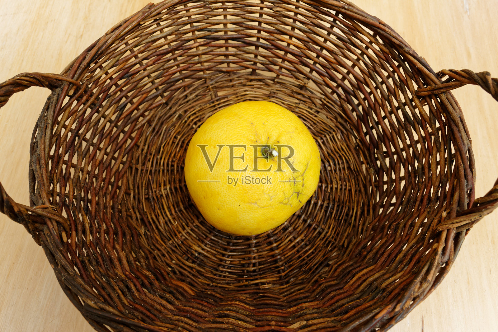 棕色编织篮中的黄心柚照片摄影图片