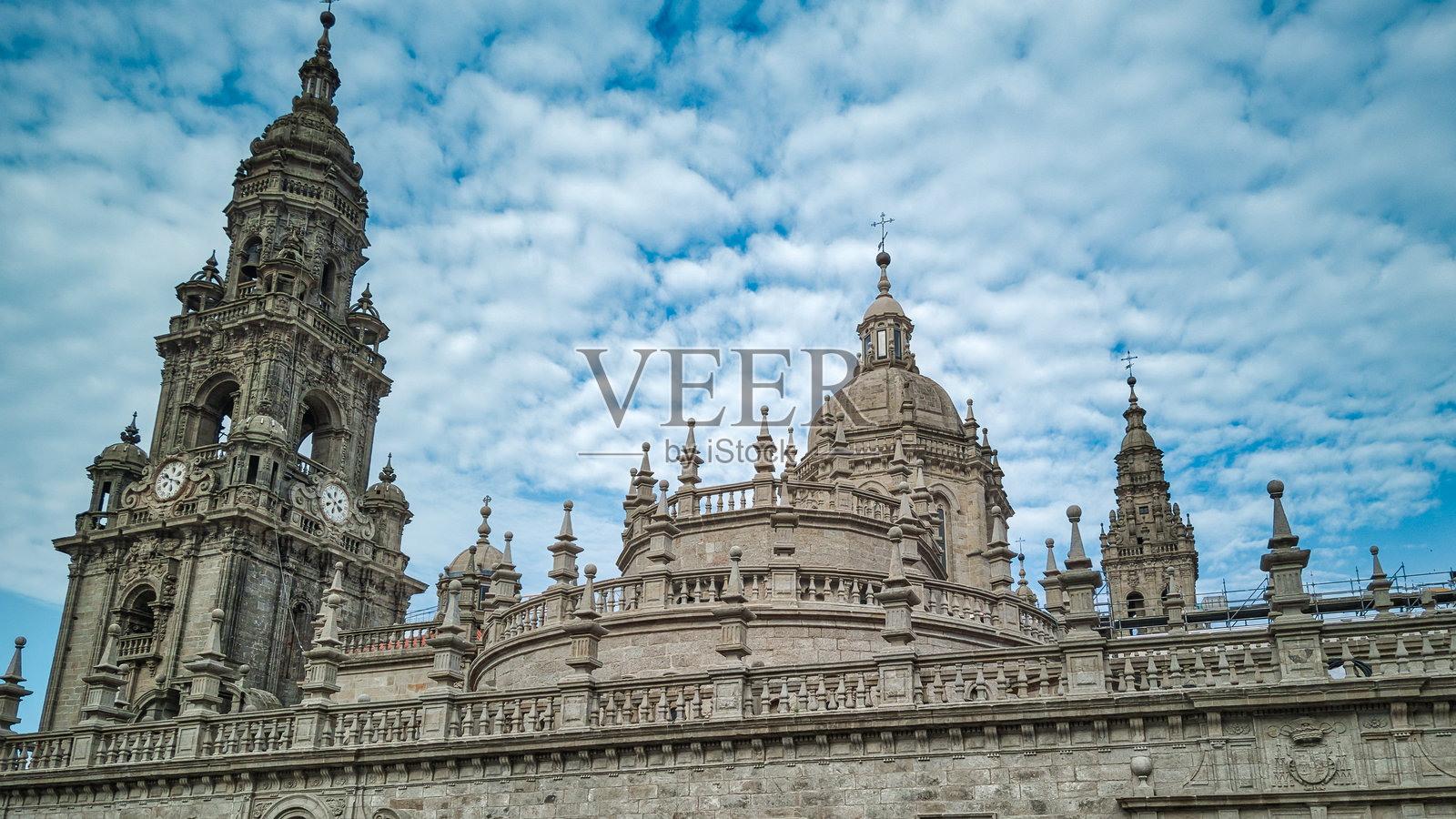 从西班牙圣地亚哥-德孔波斯特拉的昆塔纳广场看哥特式和巴洛克式的圣地亚哥-德孔波斯特拉大教堂的景色照片摄影图片