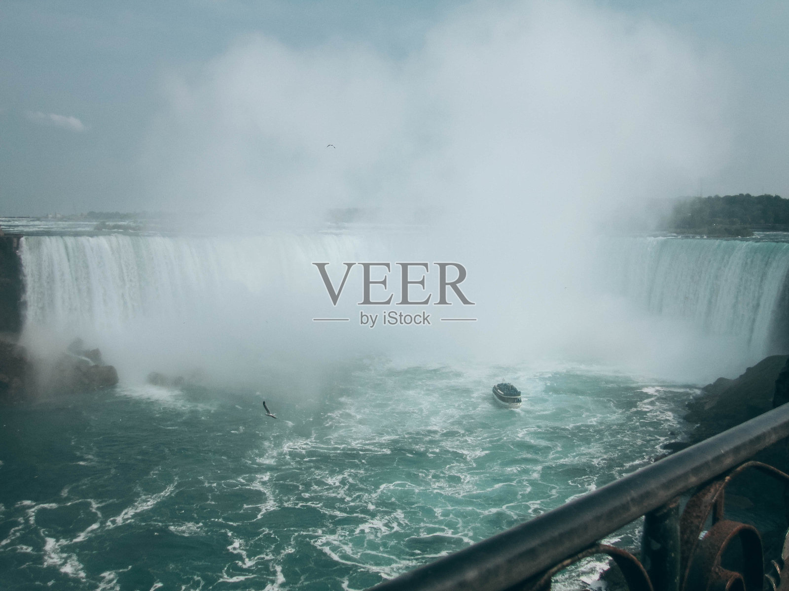 加拿大尼亚加拉瀑布,雾气弥漫的一天照片摄影图片