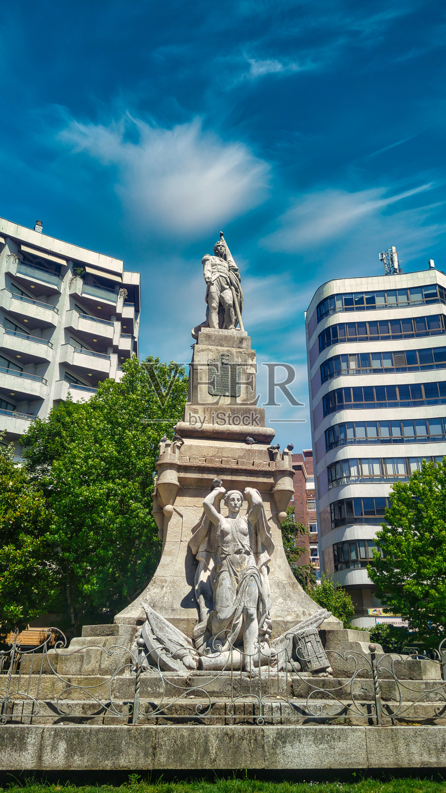 西班牙维戈独立广场的收复英雄纪念碑照片摄影图片