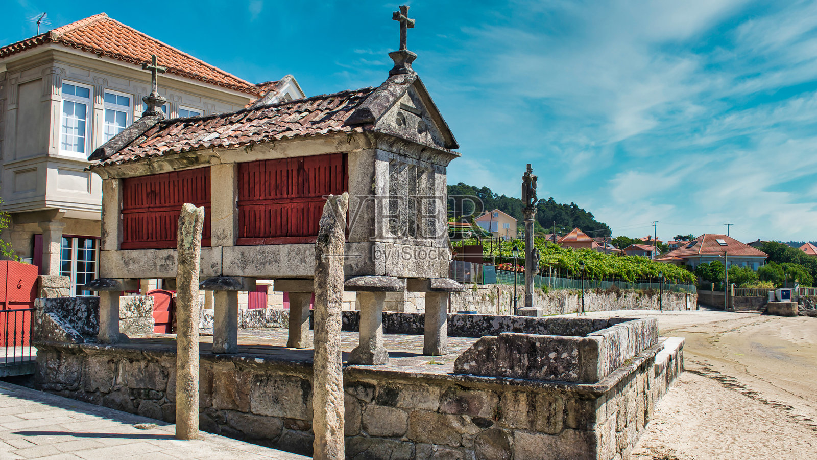 西班牙孔瓦罗村一座传统的加利西亚粮仓,用于防潮防动物地储存食物照片摄影图片