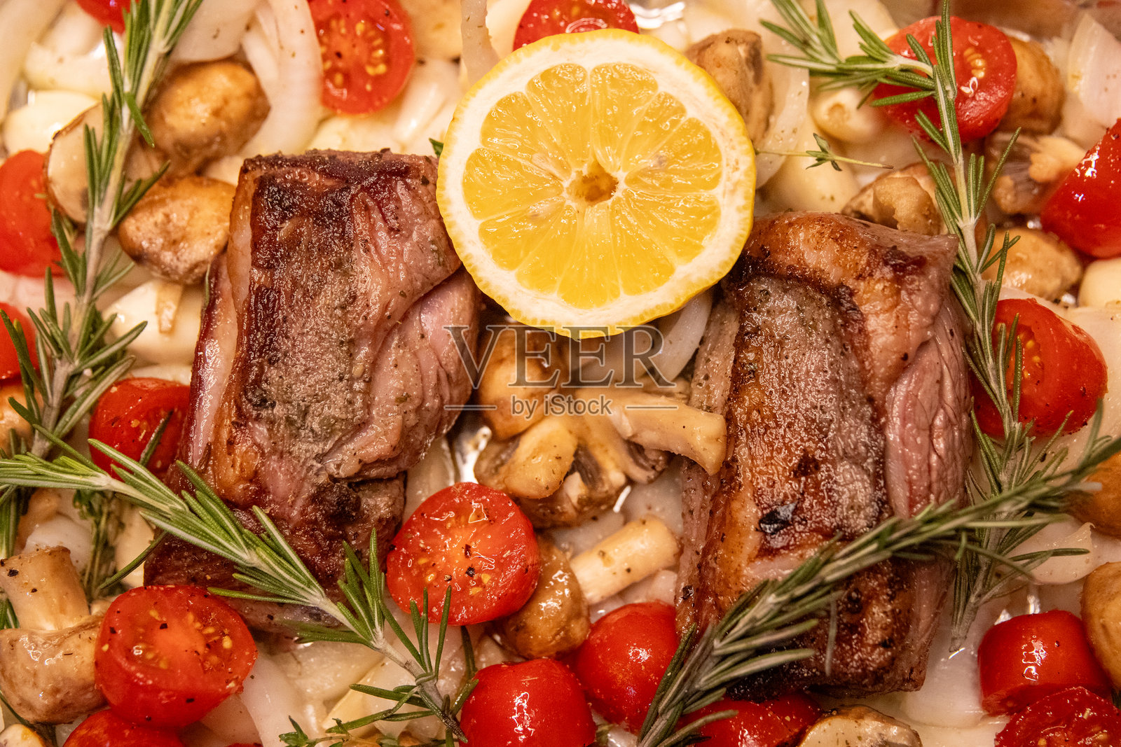 烤羊排配柠檬照片摄影图片