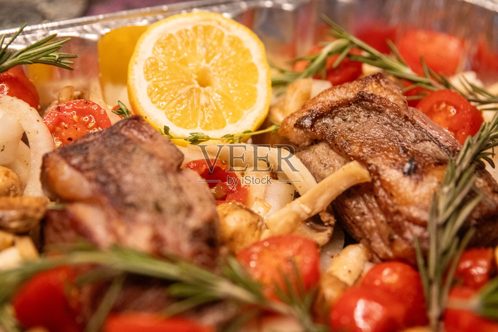 烤羊排配柠檬照片摄影图片