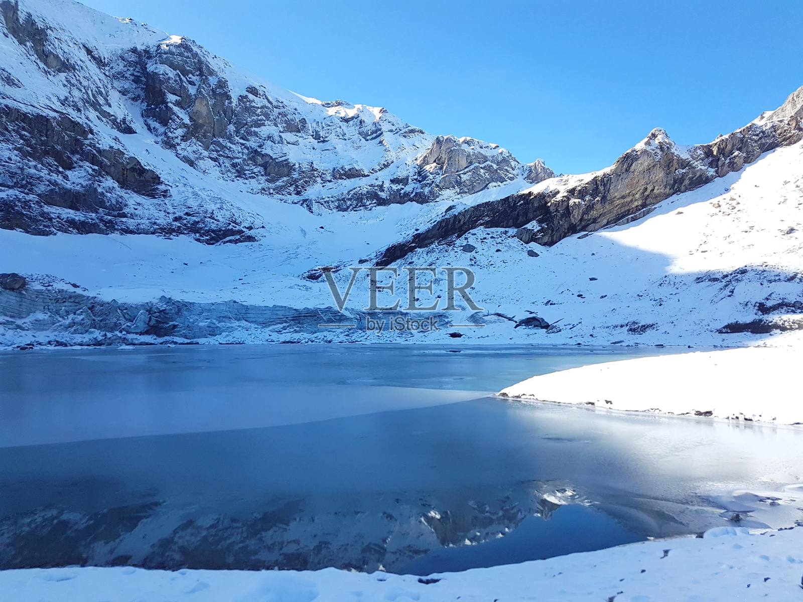 瑞士阿尔卑斯山克劳森山口的冰川湖,背景为山脉照片摄影图片