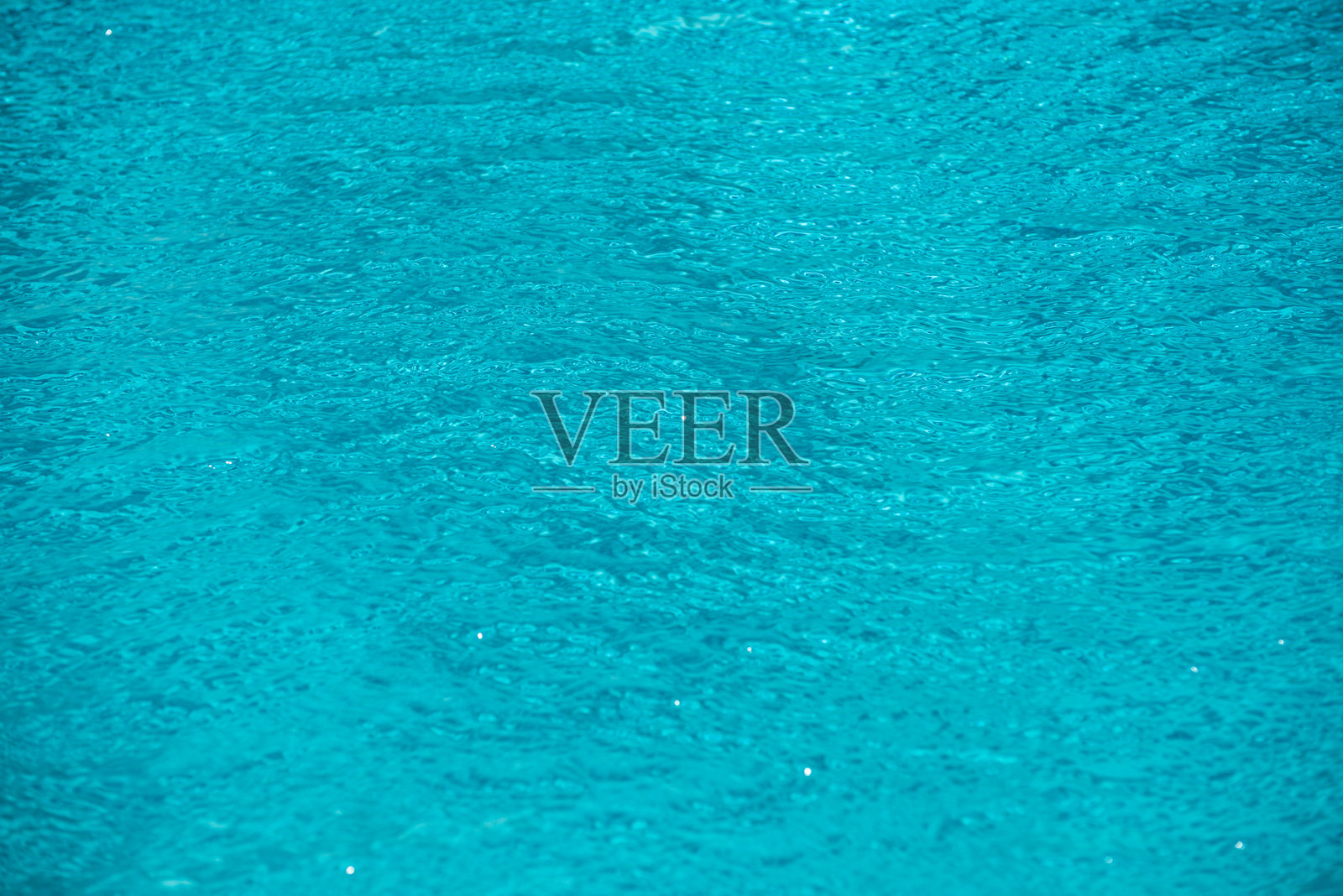 水背景。蓝色的水面,有涟漪和高光。水面纹理和瓷砖底部。照片摄影图片