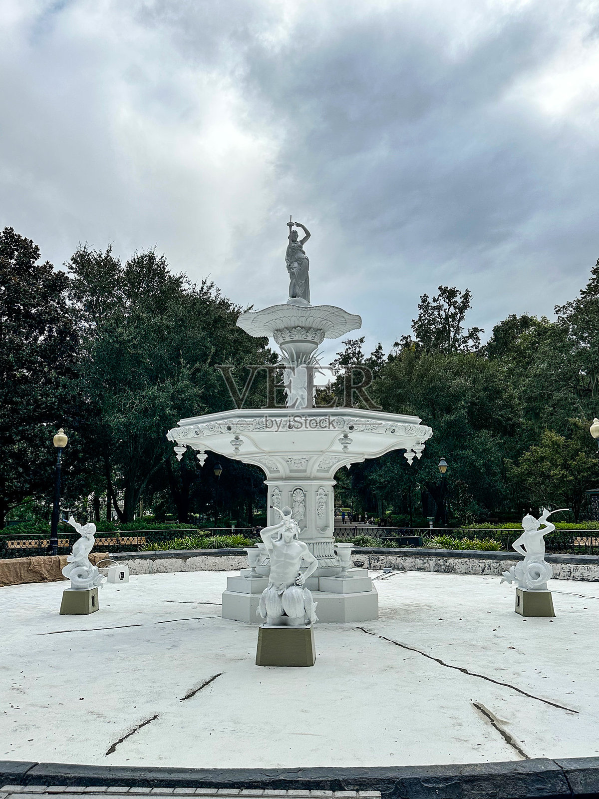 佐治亚州萨凡纳福赛斯公园的白色喷泉照片摄影图片