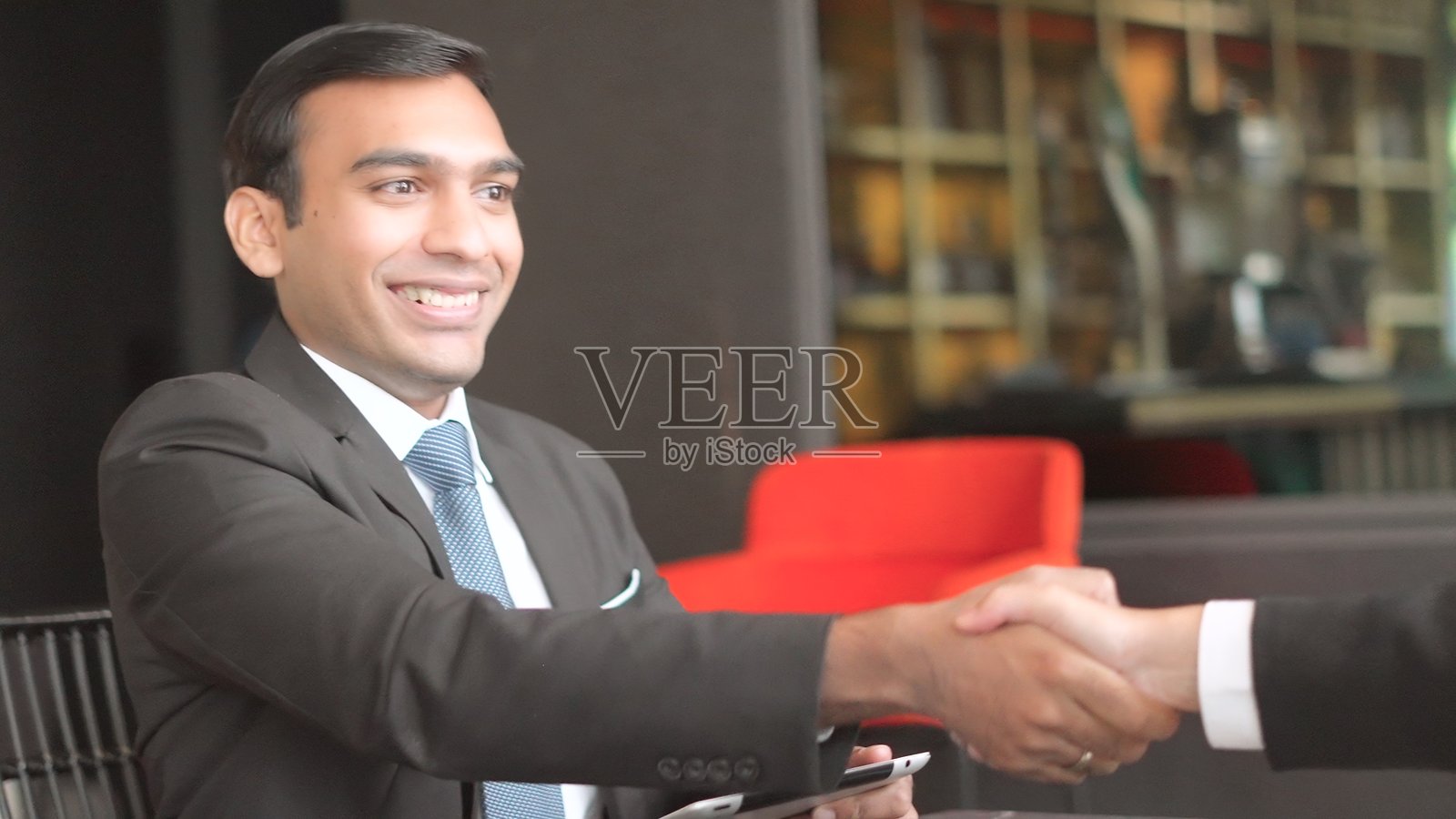 一群多元化的男性和女性企业家在会议或研讨会上讨论商业策略、投资计划和融资后握手。团队合作制定商业策略、合资计划、商业融资和规划。照片摄影图片