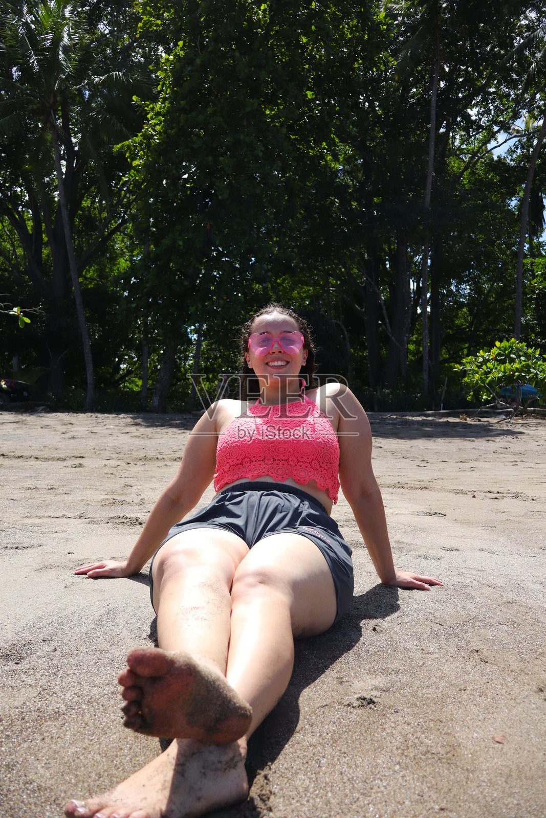 无忧无虑的女孩享受海风照片摄影图片