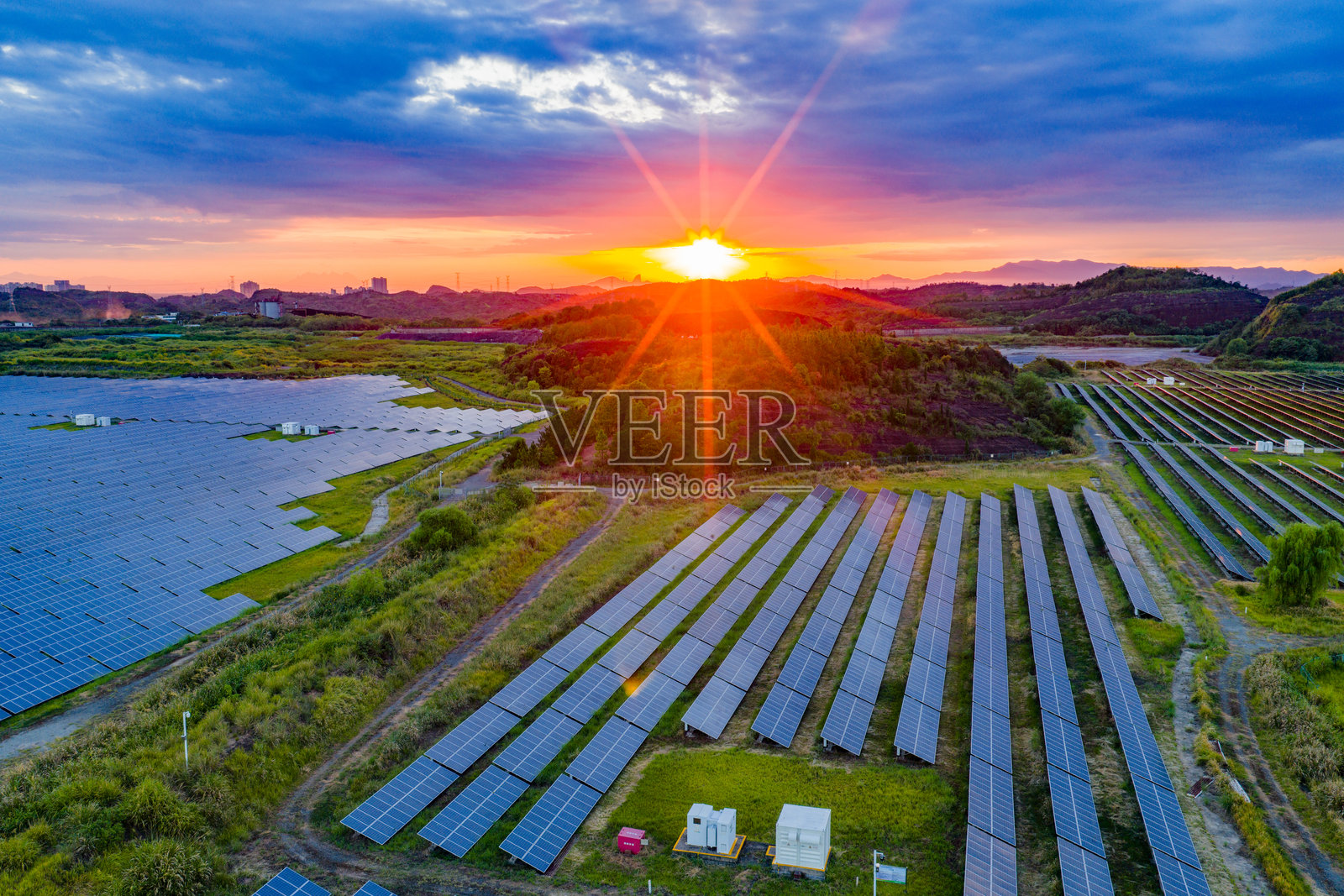日落时分山坡上的光伏板照片摄影图片