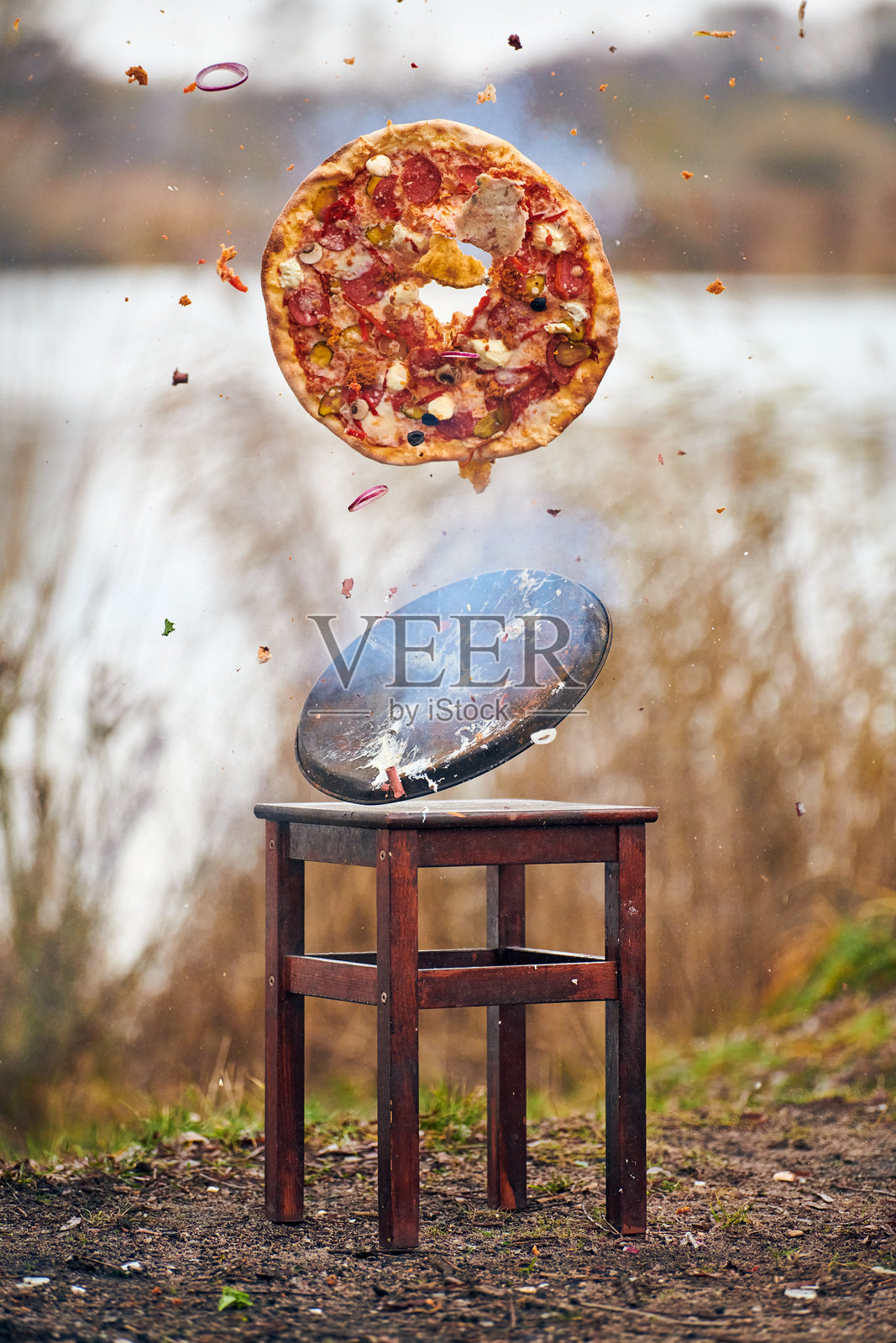 飞溅的披萨爆炸场景,户外设定照片摄影图片
