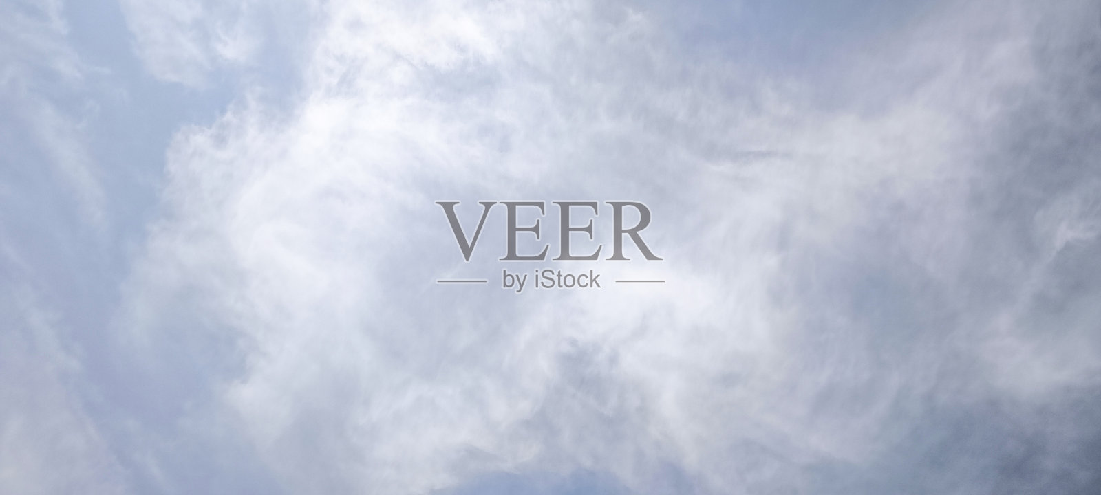 蓝天白云。天空晴朗明亮。照片摄影图片