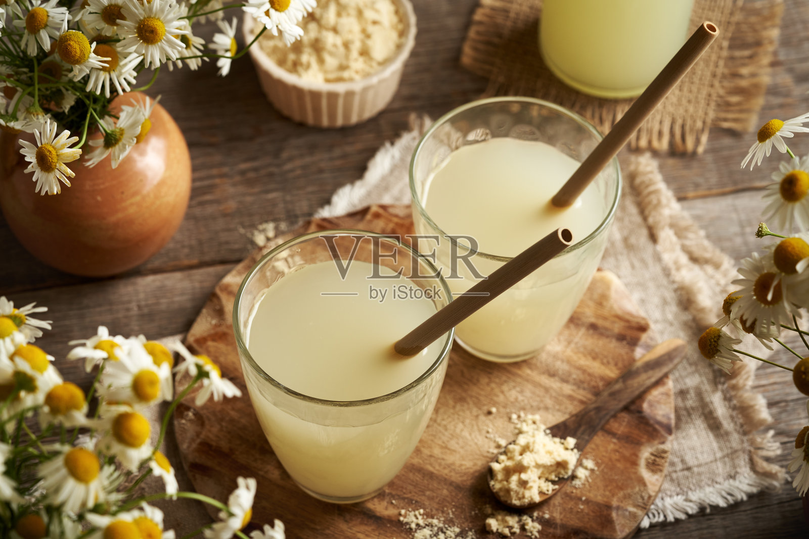 玻璃杯中的新鲜天然乳清,富含蛋白质的健康营养补充剂,配竹吸管照片摄影图片