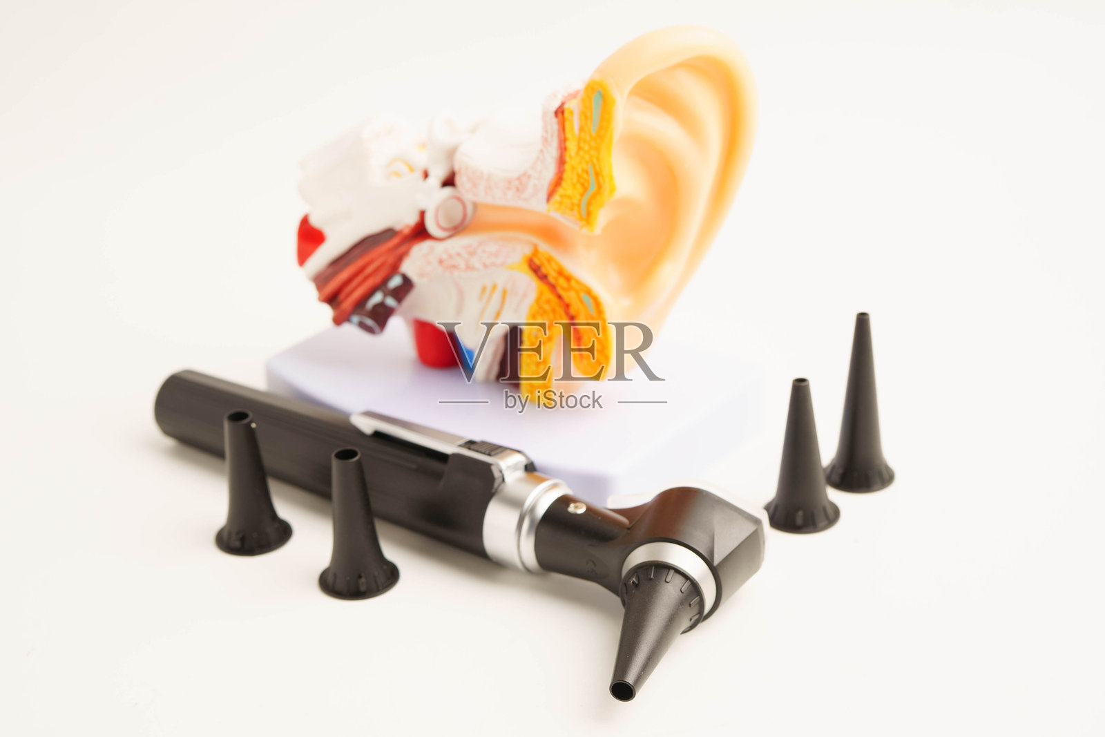 供听力学家或耳鼻喉科医生使用的耳镜,用于检查耳朵和治疗听力损失问题。照片摄影图片