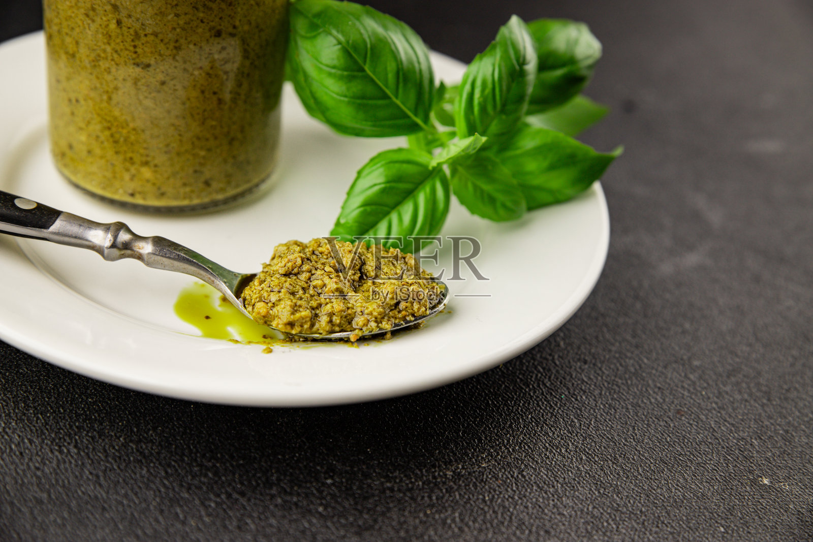 罗勒青酱,橄榄油,帕玛森奶酪,松子,大蒜,天然产品,美味小吃,新鲜,美食,餐桌上的美食背景,乡村风格,俯视,留白照片摄影图片