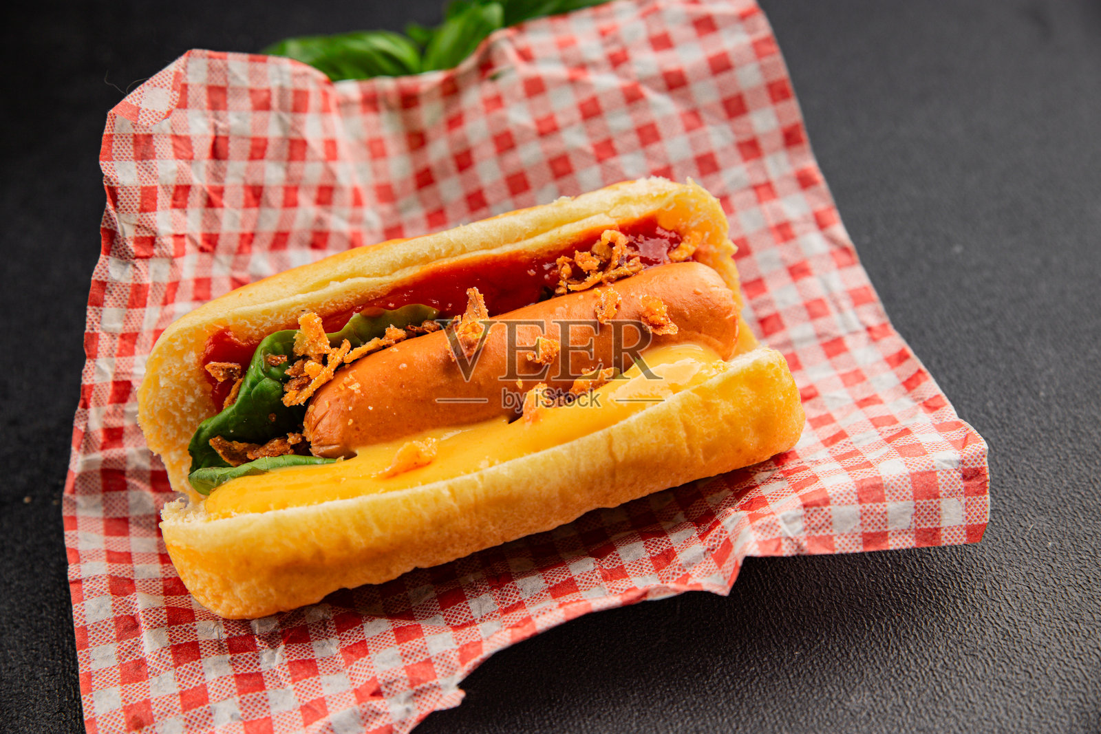 桌上放着热狗、炸洋葱、香肠、面包和酱汁,这是美味的快餐小吃,背景是新鲜美味的美食,采用乡村风格的俯视角度,留有复制空间。照片摄影图片