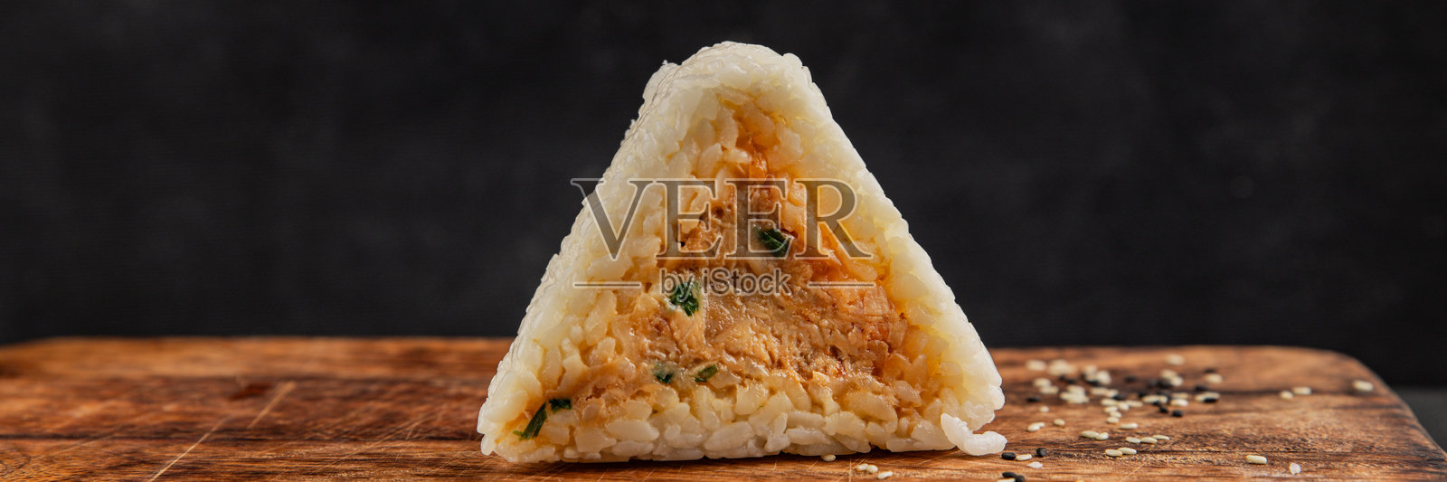 日式金枪鱼饭团,天然美味的健康小吃,摆放在餐桌上,乡村风格俯视角度,留有复制空间。照片摄影图片