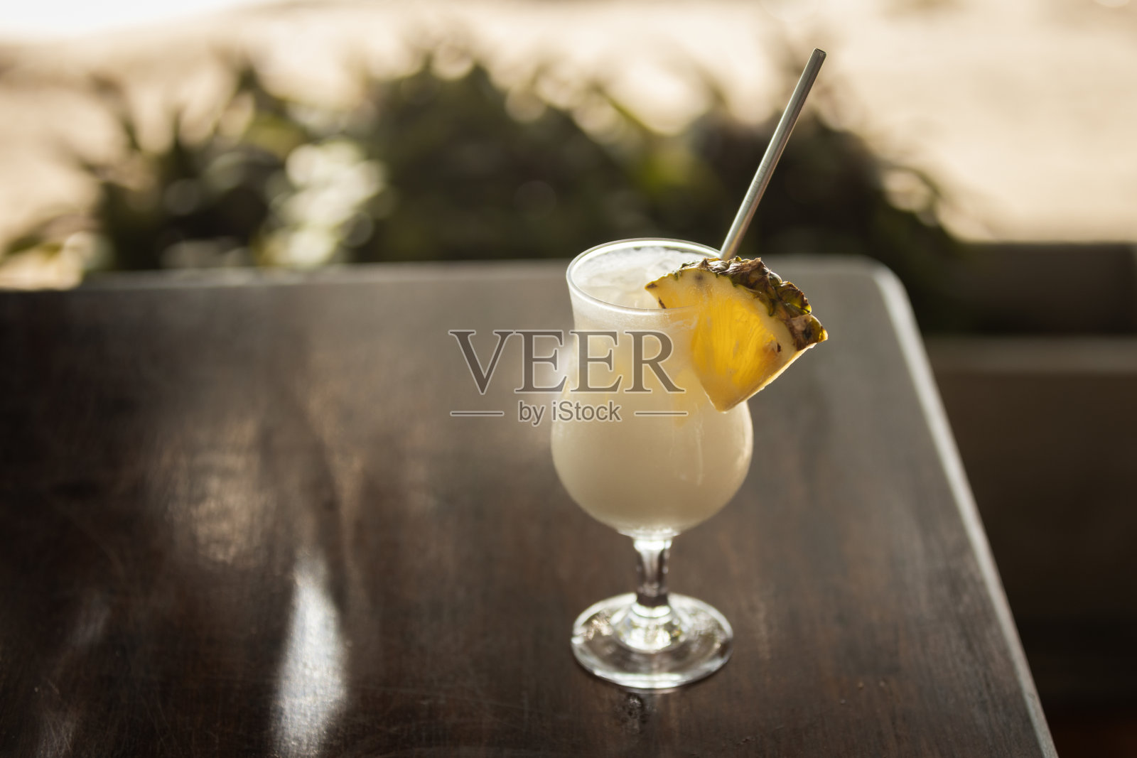 一杯椰林飘香鸡尾酒,配上一片菠萝照片摄影图片