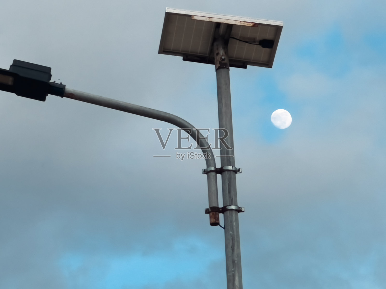 月亮背景下的太阳能路灯照片摄影图片