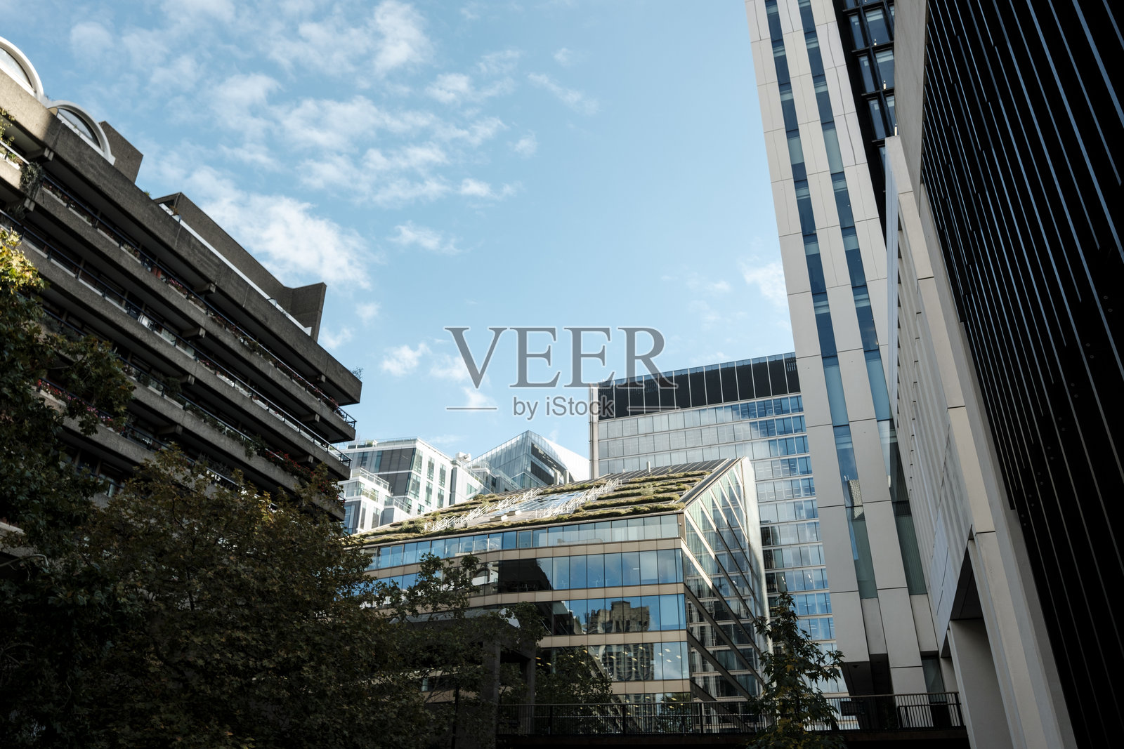 伦敦巴比肯公寓,现代粗野主义建筑,蓝天背景照片摄影图片