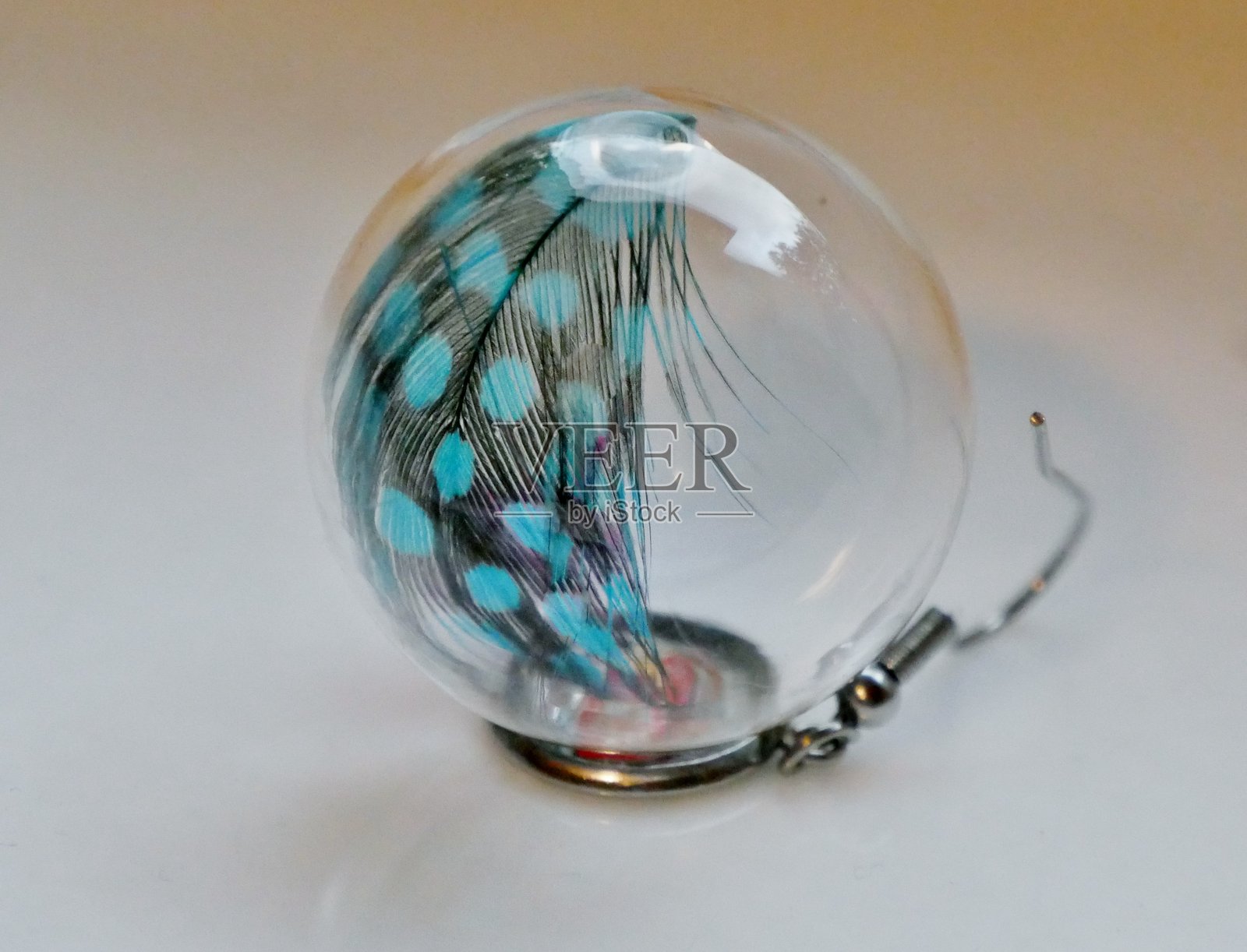 带绿松石羽毛的玻璃球照片摄影图片