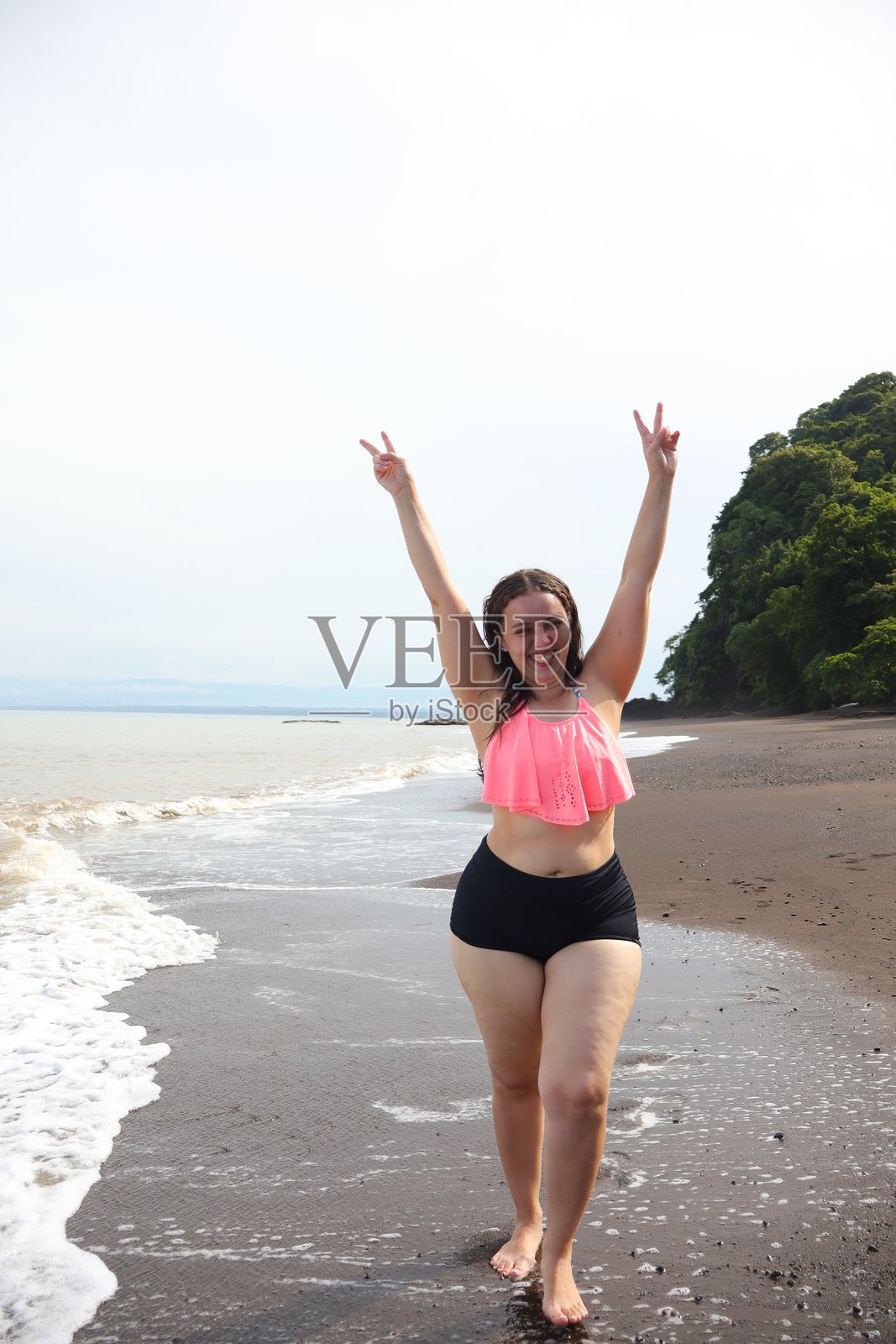 阳光下的沙滩嬉戏时光照片摄影图片