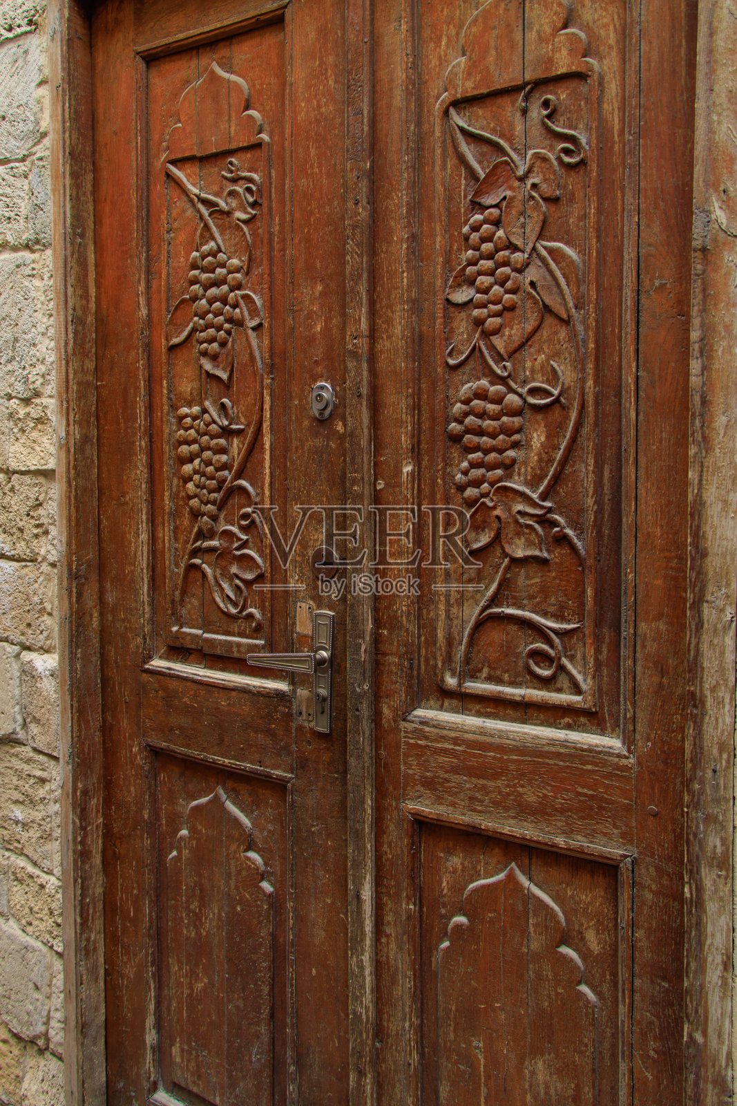 阿塞拜疆巴库。老城区伊谢里·谢赫尔的一扇古老木门。照片摄影图片