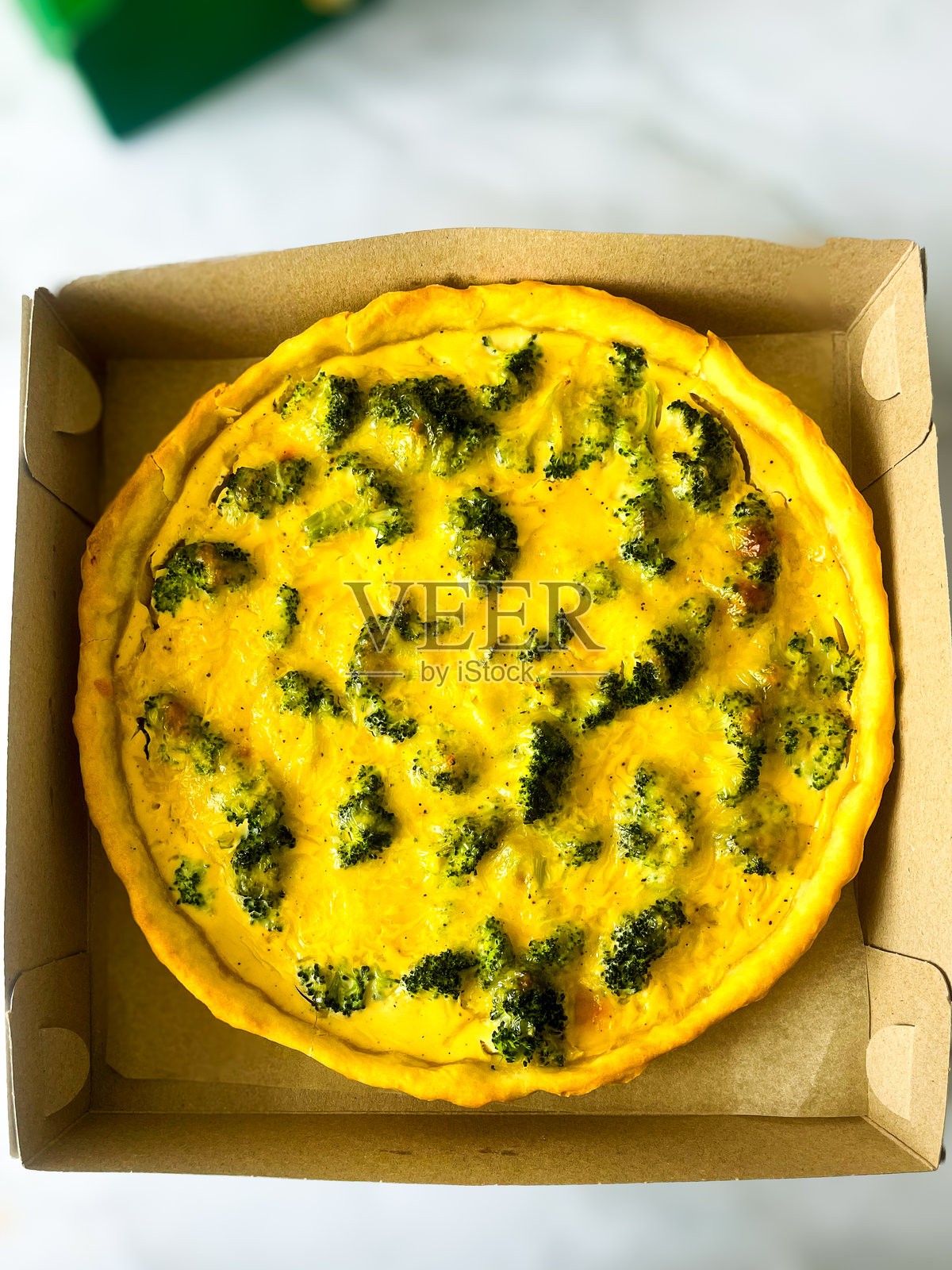 传统鞑靼风味乳蛋饼配西兰花,装在纸盒中,俯视角度照片摄影图片