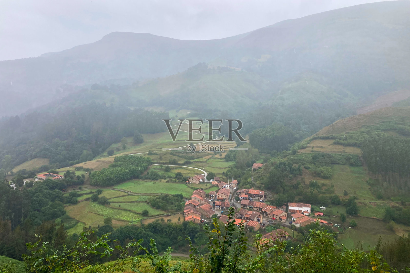 高地风景如画,有连绵起伏的绿色山丘和山脉照片摄影图片