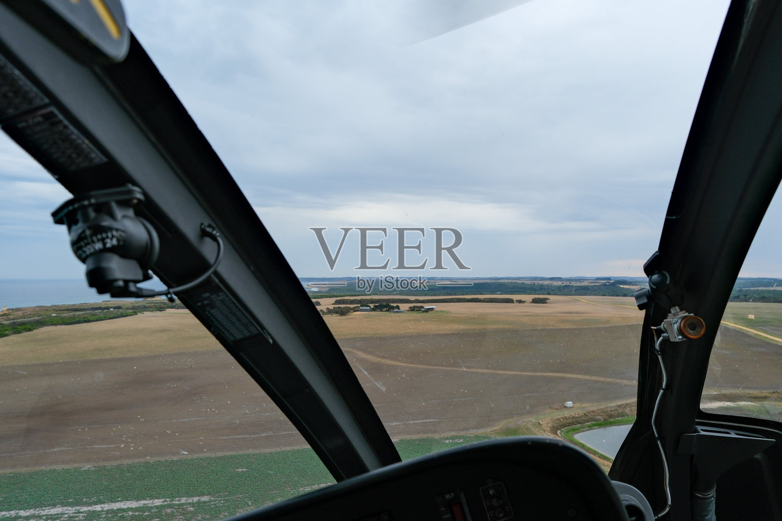 澳大利亚维多利亚州大洋路十二门徒岩的观光直升机。乘坐观光飞行可欣赏石灰岩悬崖和海岸线的壮丽空中景色。照片摄影图片