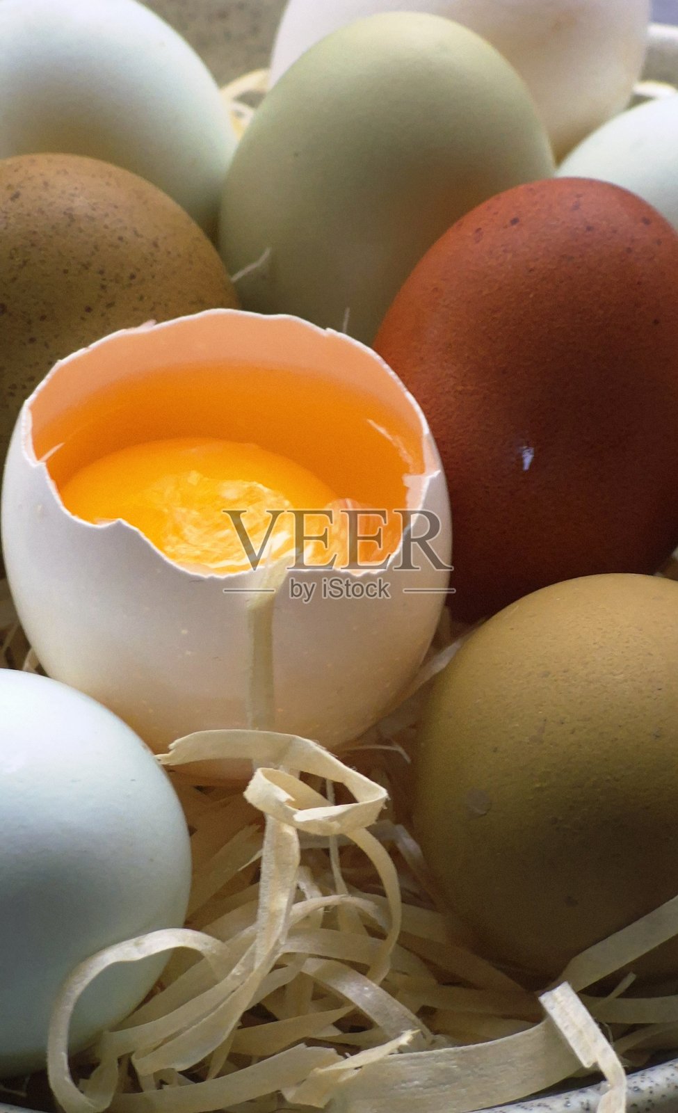 新鲜彩蛋特写,破裂的鸡蛋与蛋黄照片摄影图片