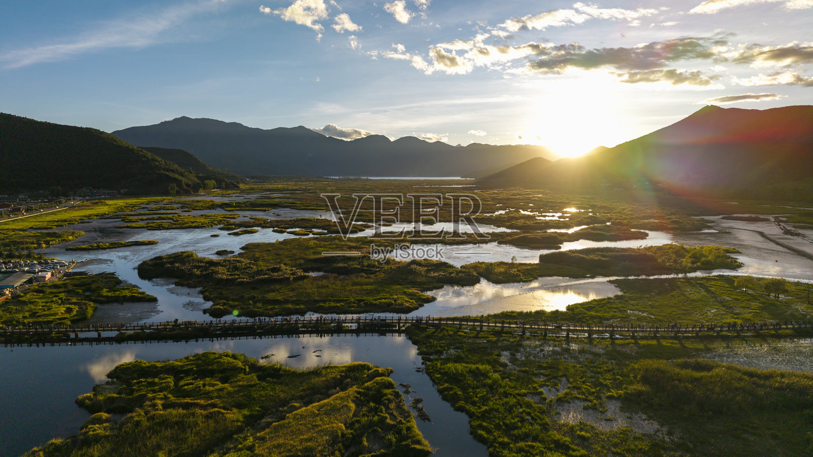 绿岛在湖面上的鸟瞰图照片摄影图片
