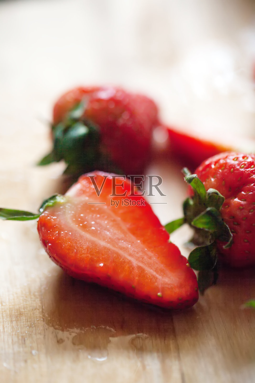 新鲜多汁的草莓放在木质表面上照片摄影图片