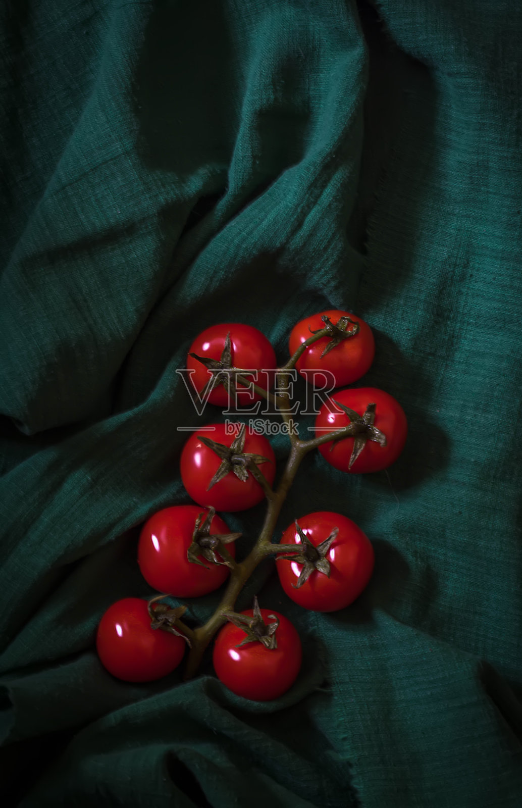 绿色织物上新鲜的红樱桃番茄特写照片摄影图片