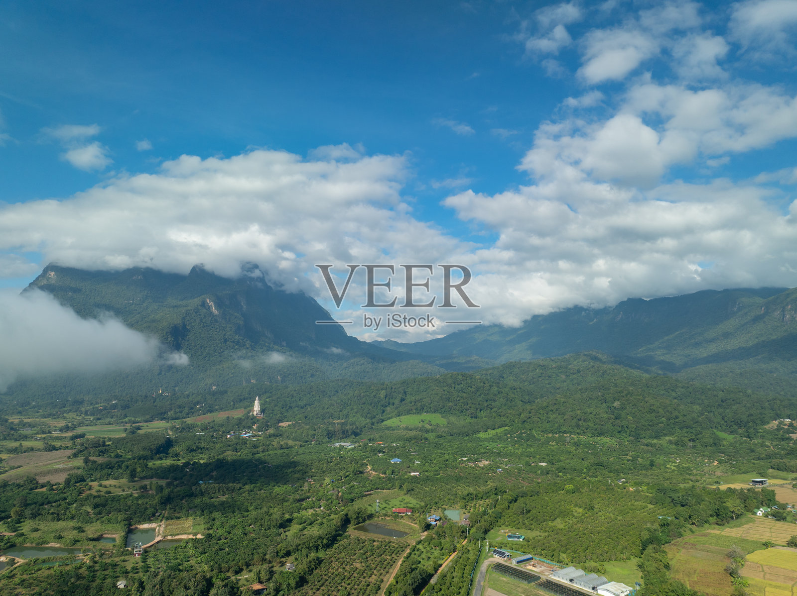 无人机拍摄的道伊路昂清迈,清迈第三高峰照片摄影图片