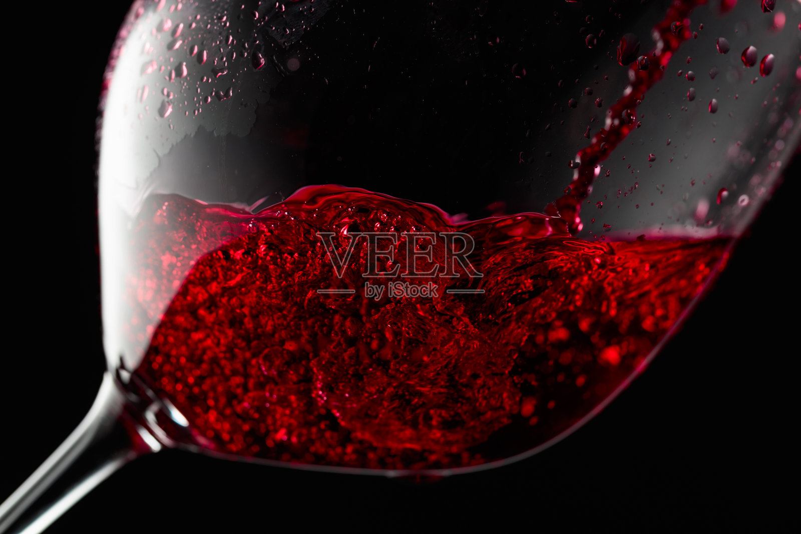 将红酒倒入杯中。照片摄影图片