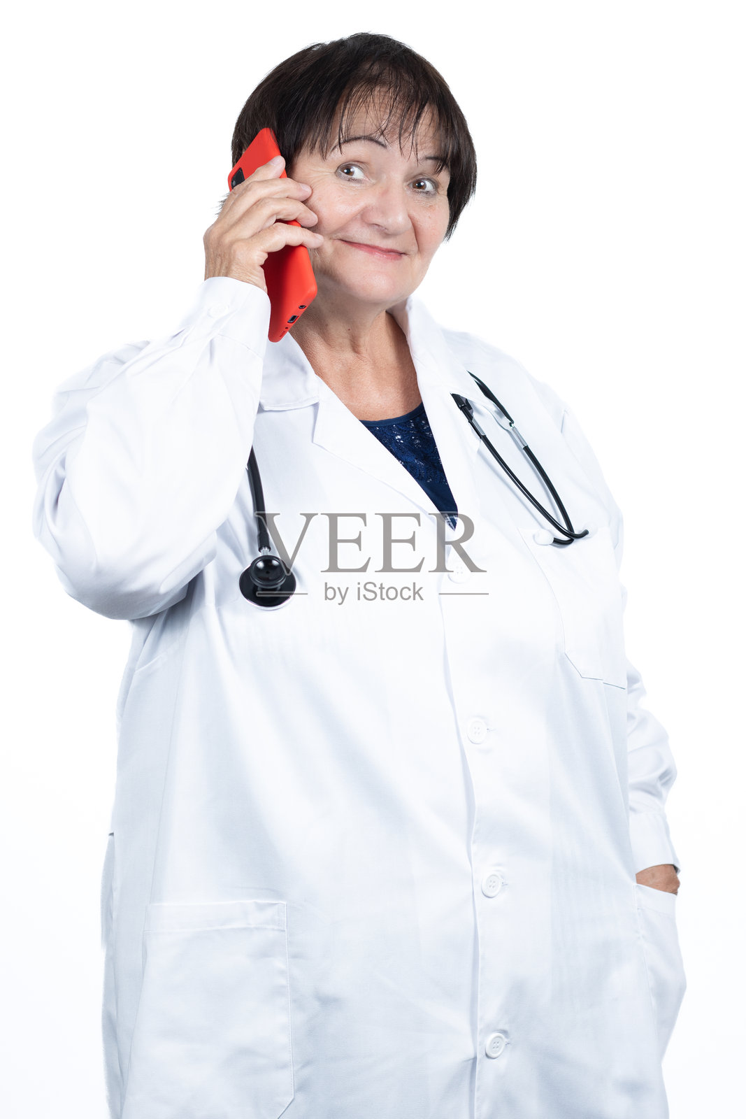 一位表情好奇的中年女医生正在用智能手机通话照片摄影图片