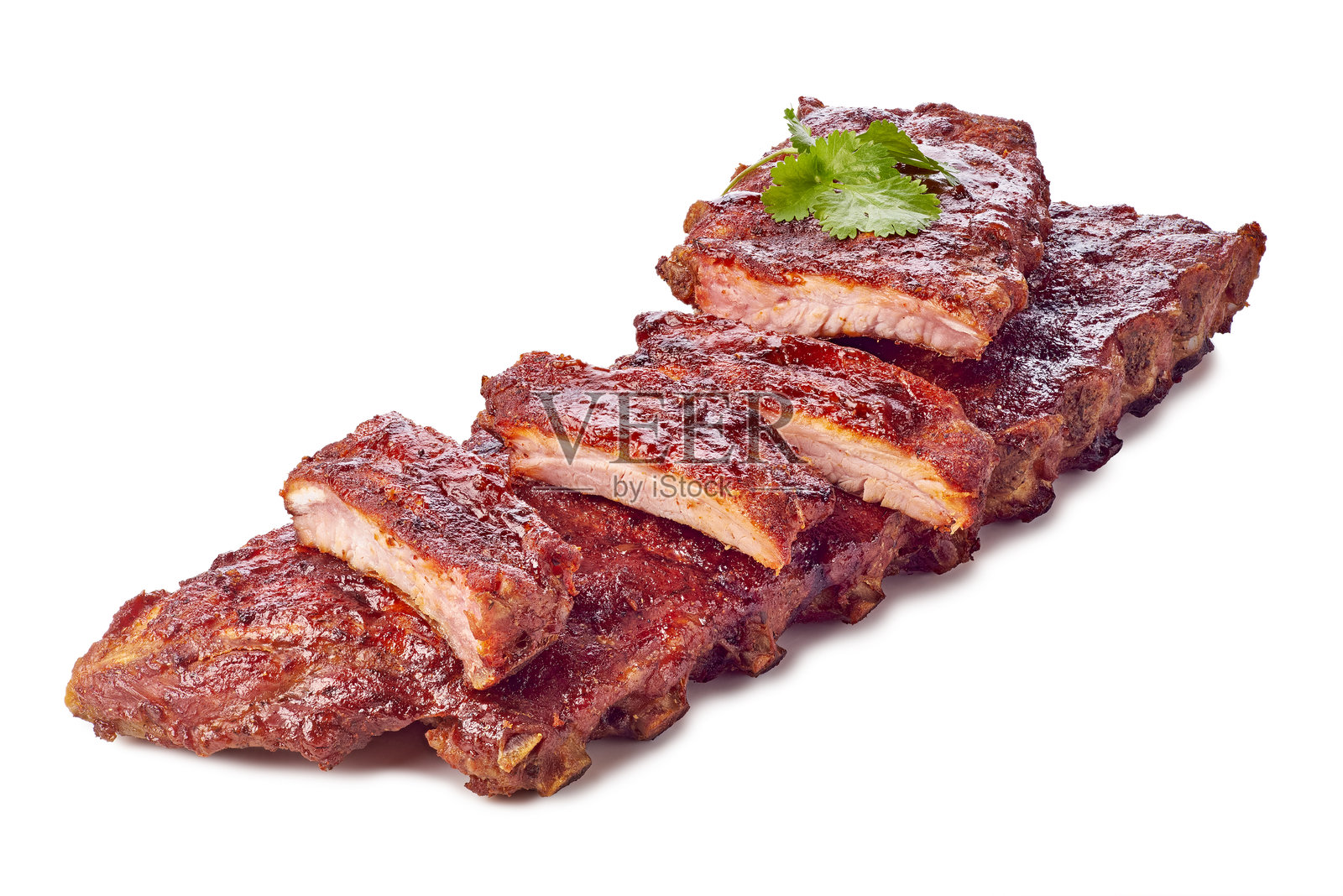 摆放在干净白色背景上的美味诱人烤排骨照片摄影图片