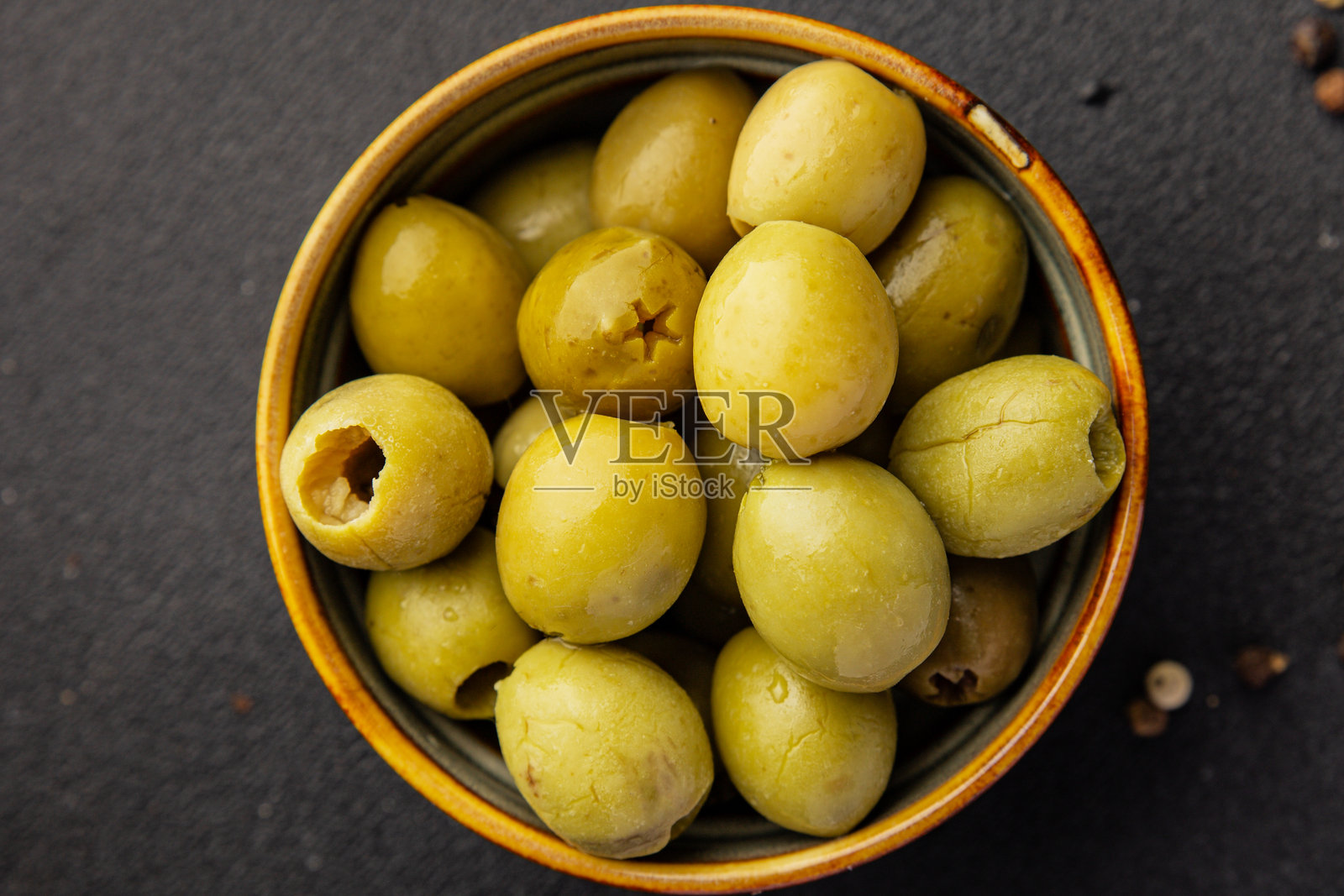 绿色无籽橄榄,天然美味小吃,新鲜精致美食,桌面俯视背景,留有复制空间照片摄影图片