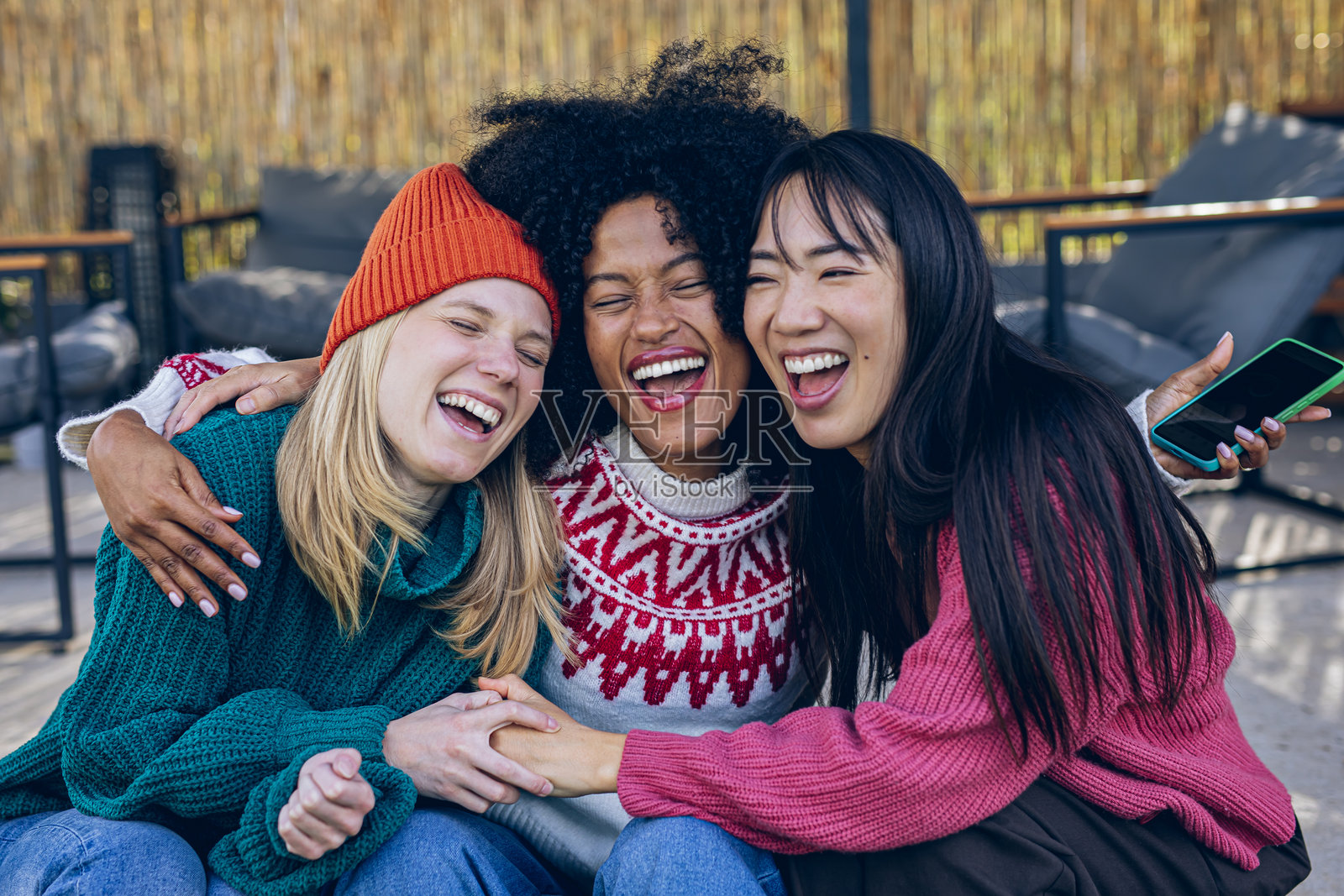 朋友间温暖的拥抱和真诚的笑声照片摄影图片