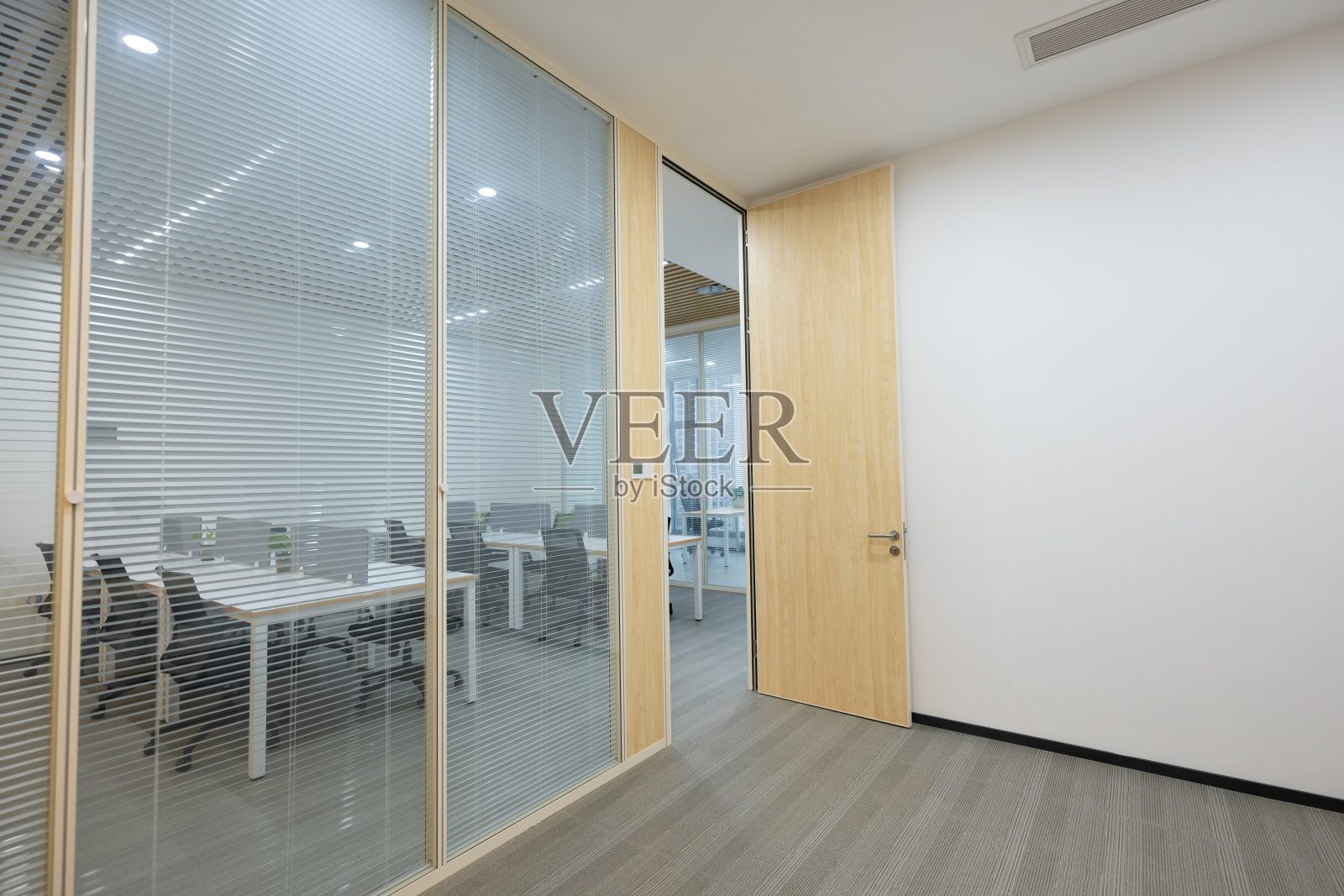 现代装饰的小型商务办公室墙壁照片摄影图片