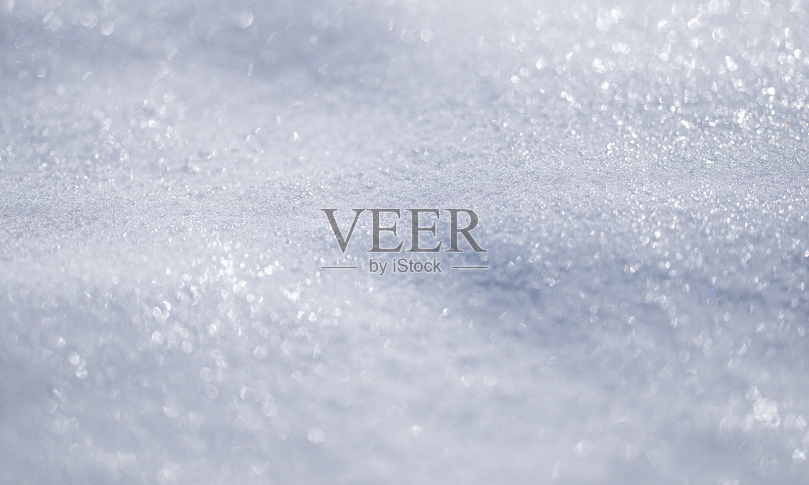 雪的纹理,白色调背景。纹理感十足的冰冷霜冻雪地表面。雪的纹理。干净新鲜雪地的光滑表面。雪地。照片摄影图片