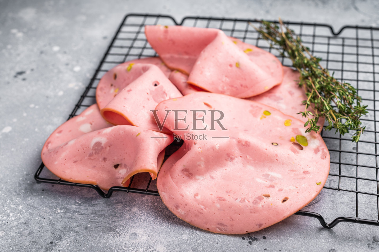 传统意大利开胃菜博洛尼亚香肠切片。灰色背景。俯视。照片摄影图片