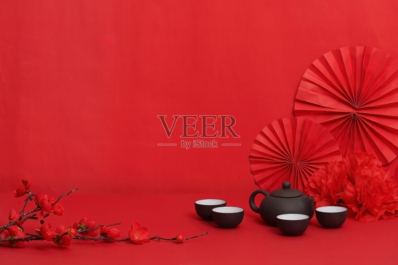 新年简约背景,配有茶壶和红色装饰照片摄影图片