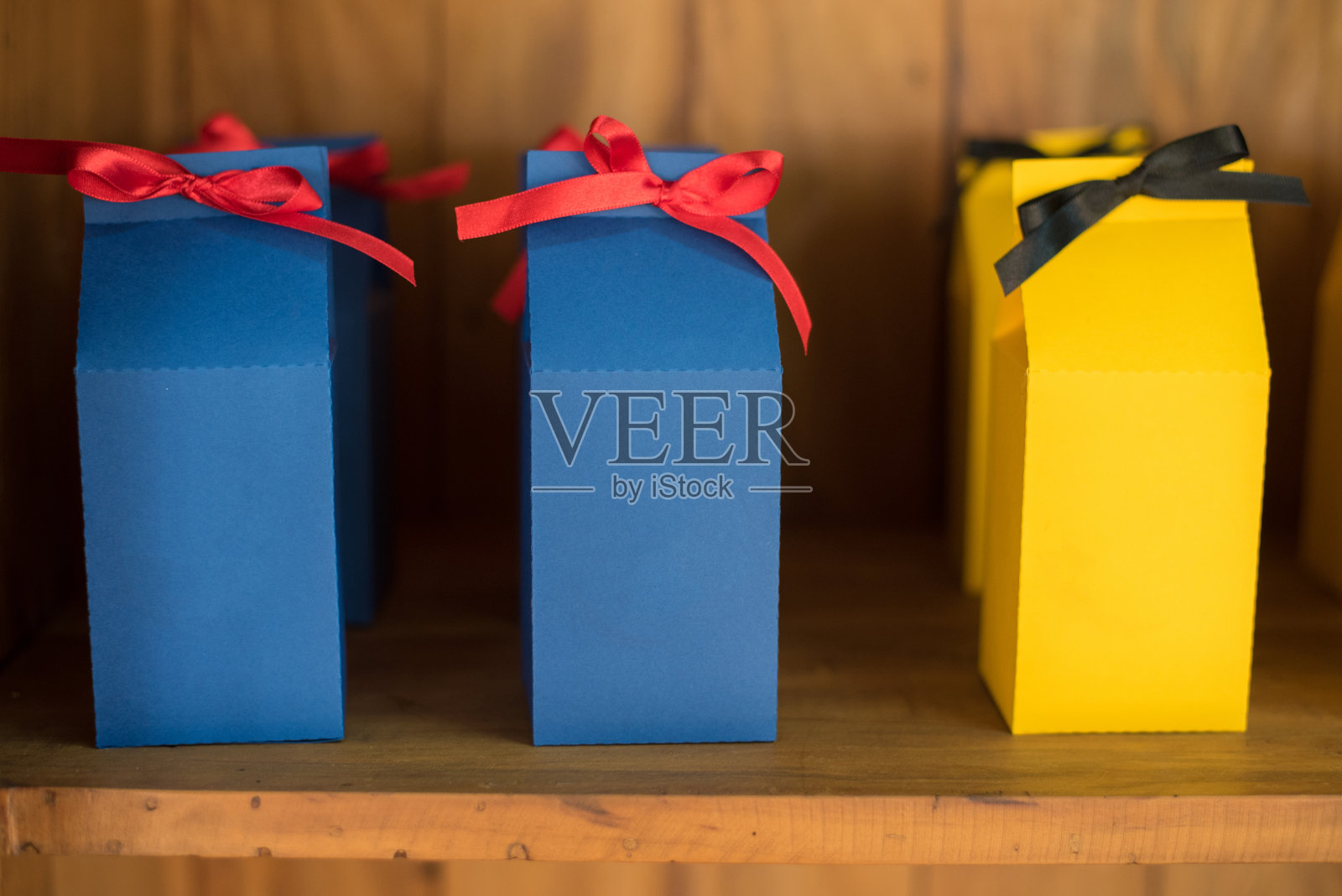 纸盒 - 蓝色、黄色和红色照片摄影图片