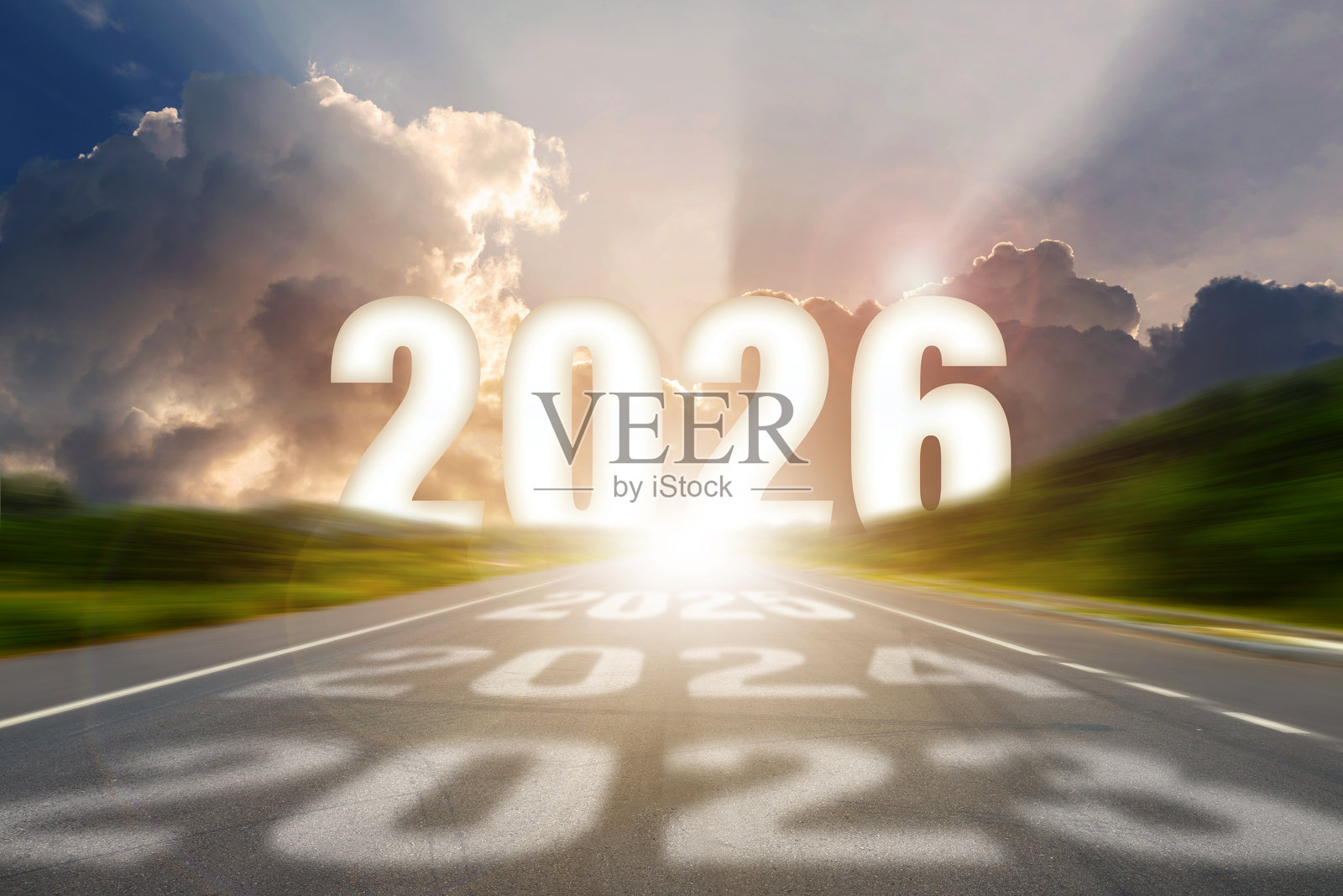 新年 2026 概念。一条通往明亮阳光的道路,带有醒目的 2026 数字和前几年的阴影,象征着进步、成长和通往未来的旅程。照片摄影图片