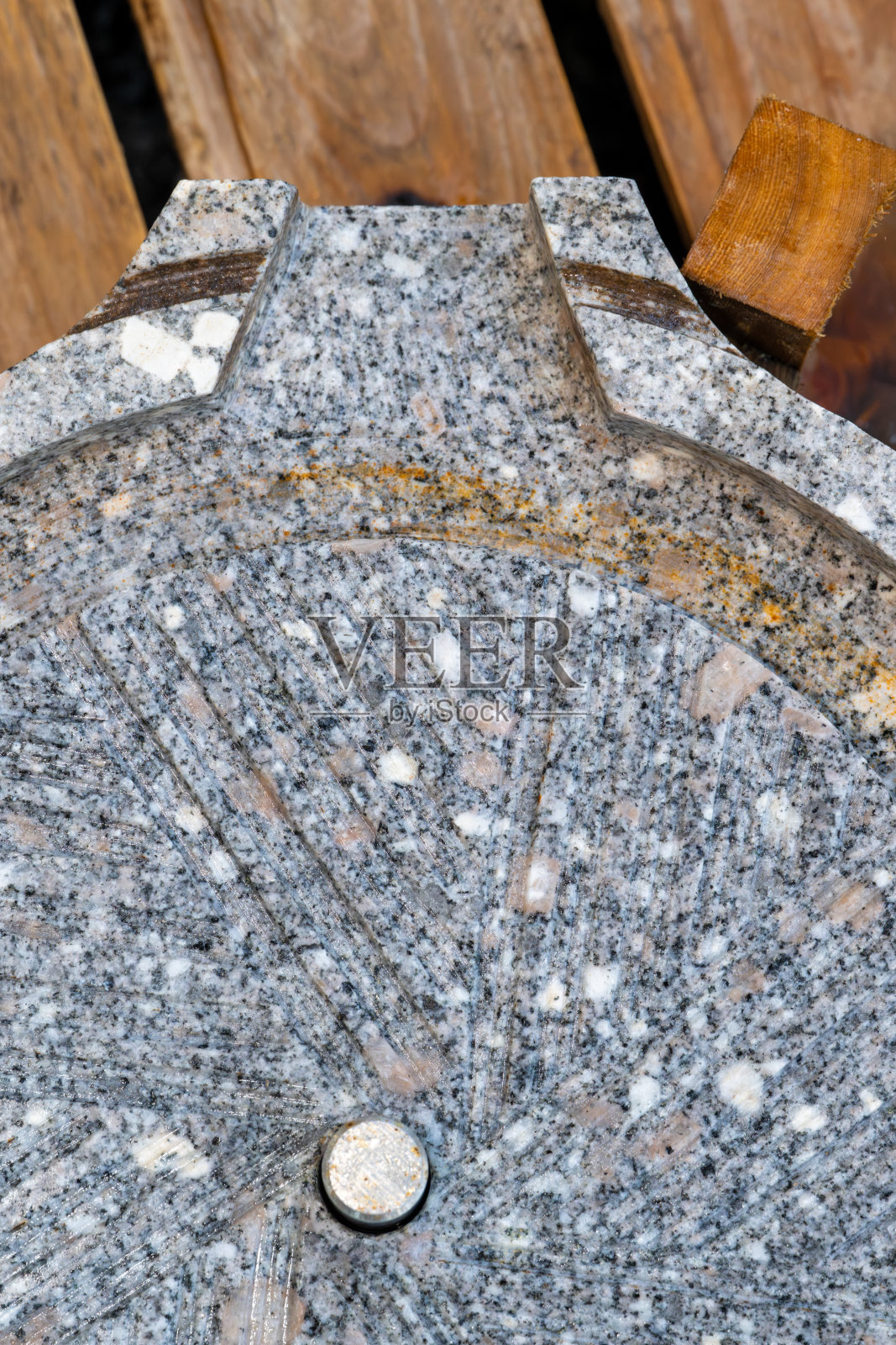 特写镜头展示了花岗岩切割表面的可见纹理和磨损痕迹照片摄影图片