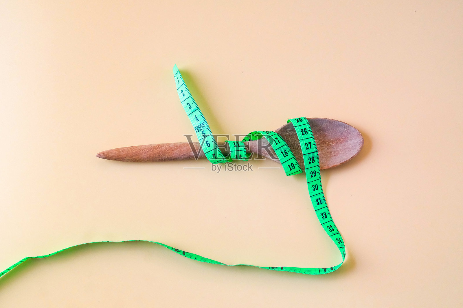 用于捆绑木勺的卷尺,节食,健康生活方式概念。照片摄影图片