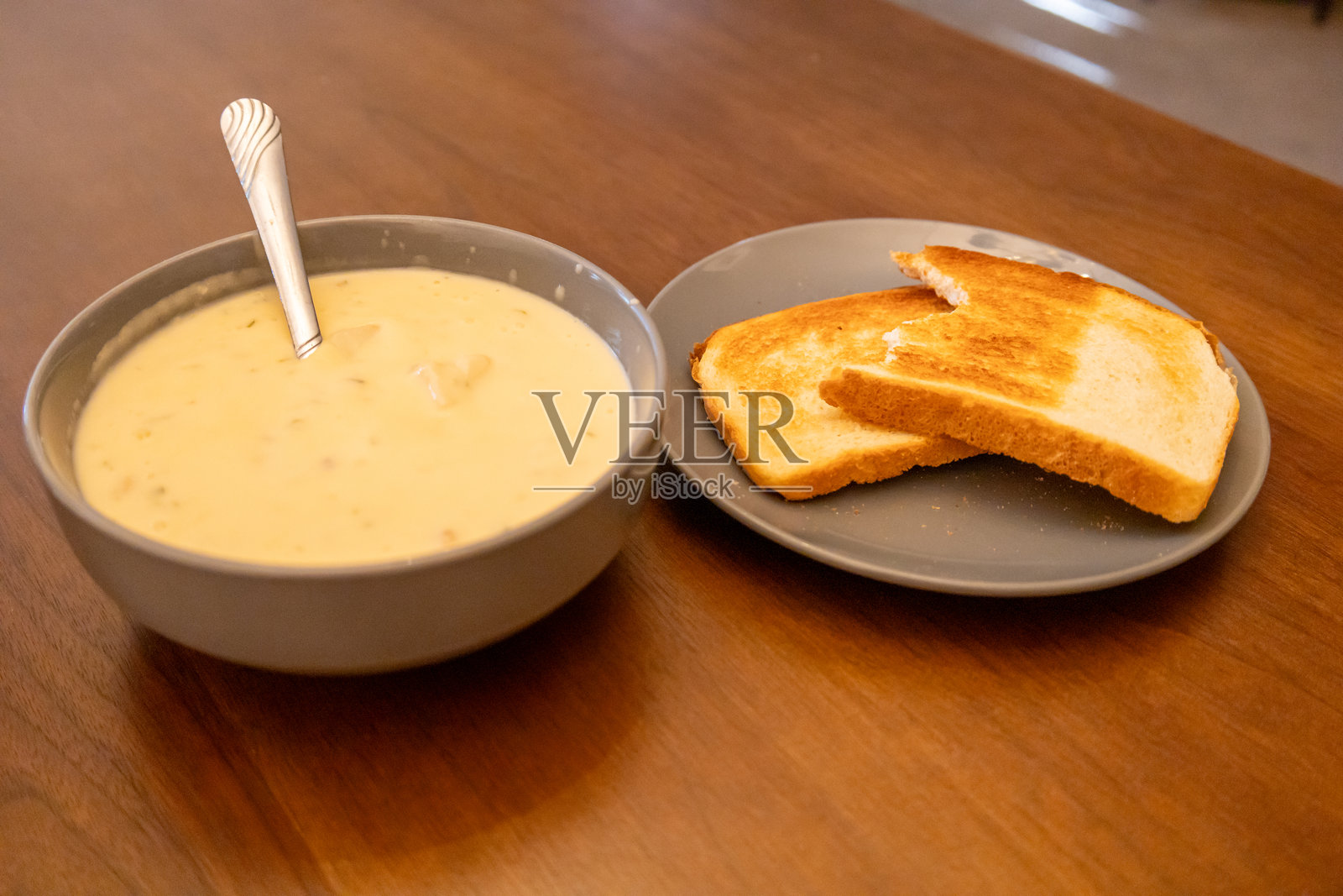 土豆培根汤配酸面包吐司照片摄影图片