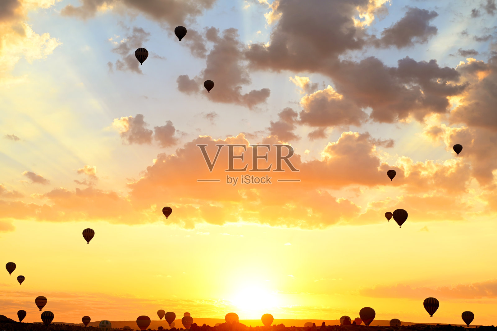 卡帕多奇亚格雷梅的日出,热气球映衬着晨曦的天空照片摄影图片